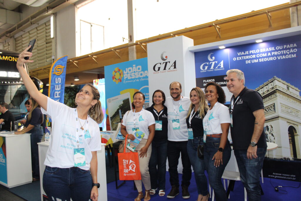 Agentes de viagem e equipe GTA tirando foto