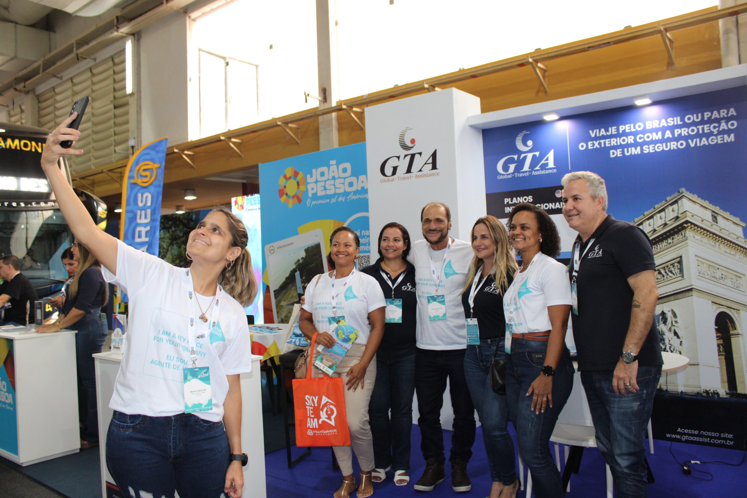 Agentes de viagem e equipe GTA tirando foto