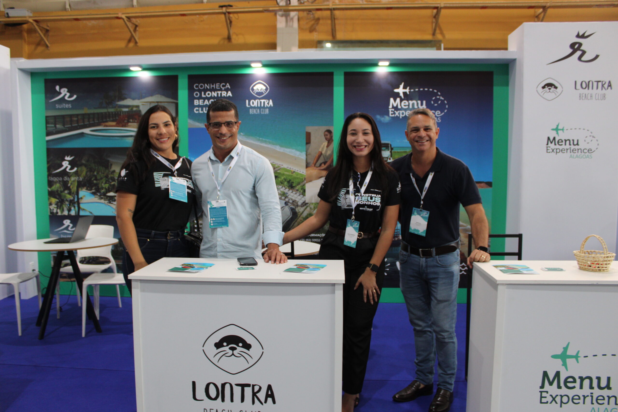 Givanaldo Hipolito, do Grupo Ritz Hotéis, entre Dryele Nascimento  e Jarine Lessa, da Martertop Operadora, e Airan Cal, da Menu Experience