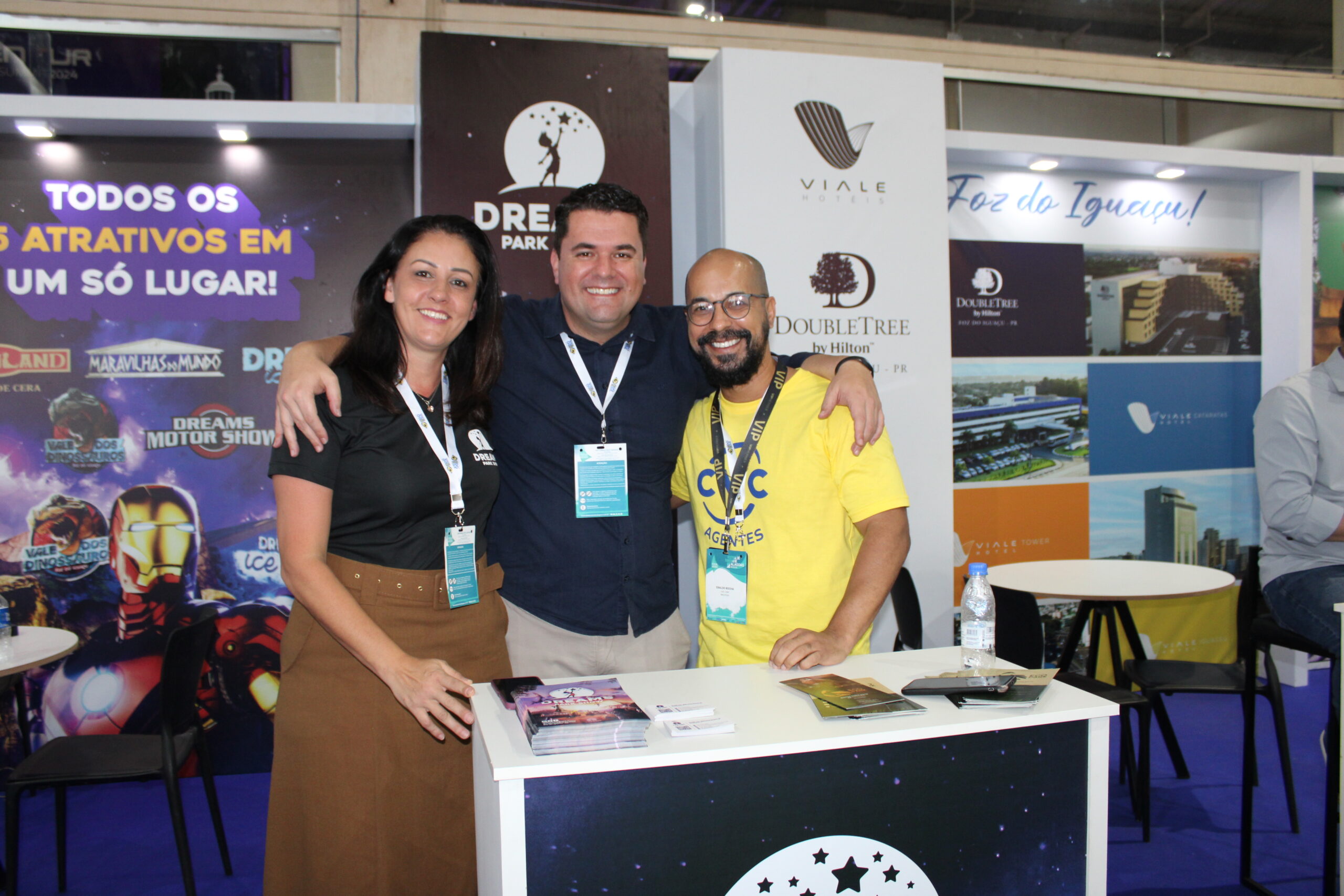 Sálua Ale Ghazzaoui, da Dream Park Show, Luciano da Silva Ferreira, do Viale Hotéis, e Eraldo Rocha, da CVC Corp