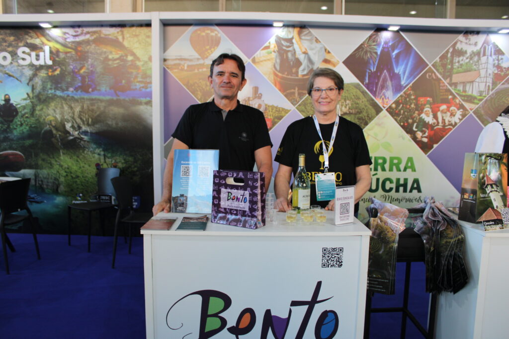 Denise Holleben, da Secretaria de Turismo de Bento Gonçalves, e Carlos Pedrosa, da Giordani Turismo LTDA Denise Holleben, da Secretaria de Turismo de Bento Gonçalves, e Carlos Pedrosa, da Giordani Turismo LTDA