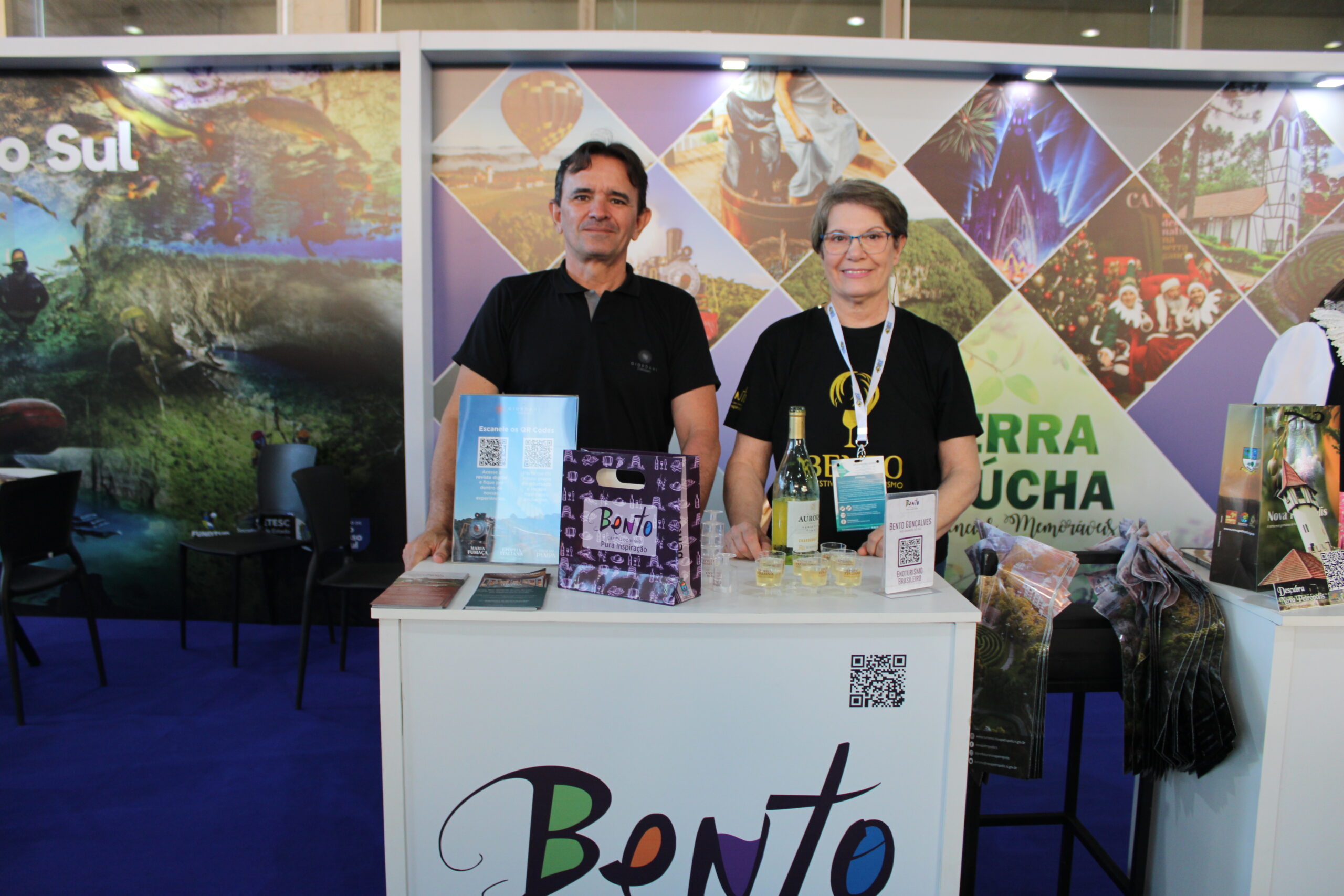 Denise Holleben, da Secretaria de Turismo de Bento Gonçalves, e Carlos Pedrosa, da Giordani Turismo LTDA Denise Holleben, da Secretaria de Turismo de Bento Gonçalves, e Carlos Pedrosa, da Giordani Turismo LTDA