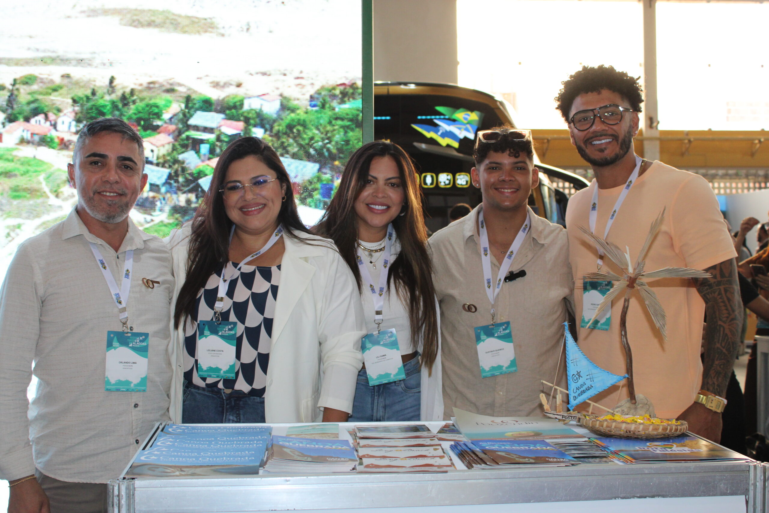 Leiliane Costa, da Foco Operadora, entre Orlando Lima, Lili Gama, Gustavo Queiroz e Pedro Gama, da Poozedin Leiliane Costa, da Foco Operadora, entre Orlando Lima, Lili Gama, Gustavo Queiroz e Pedro Gama, da Poozedin
