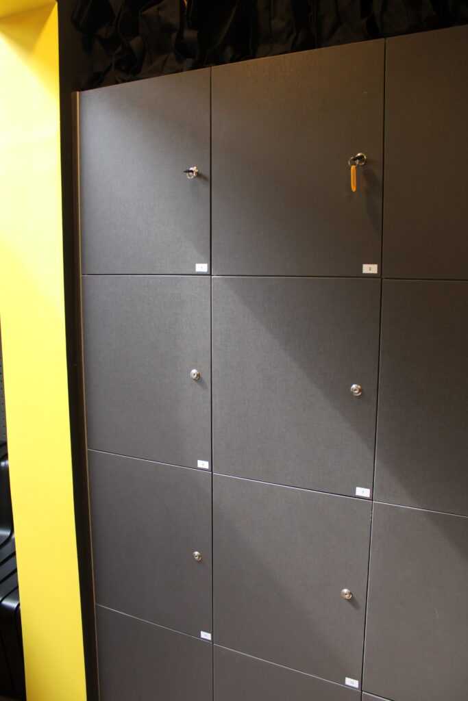 No consulado, não é possível entrar com eletronicos e os lockers são uma opção para guardar seus pertences