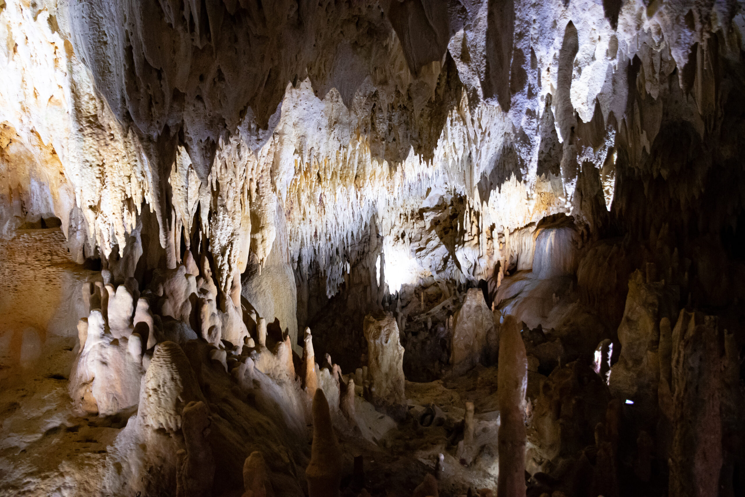 Estalagmites e estalactites se encontram nas Crystal Caves de Grand Cayman Estalagmites e estalactites se encontram nas Crystal Caves de Grand Cayman