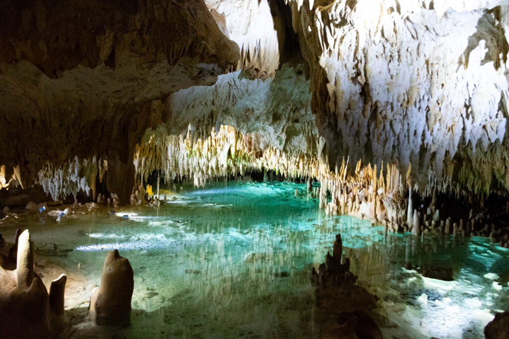 Crystal Caves recebe este nome por ter cavernas alagas de águas cristalinas, refletindo os elemento do seu entorno