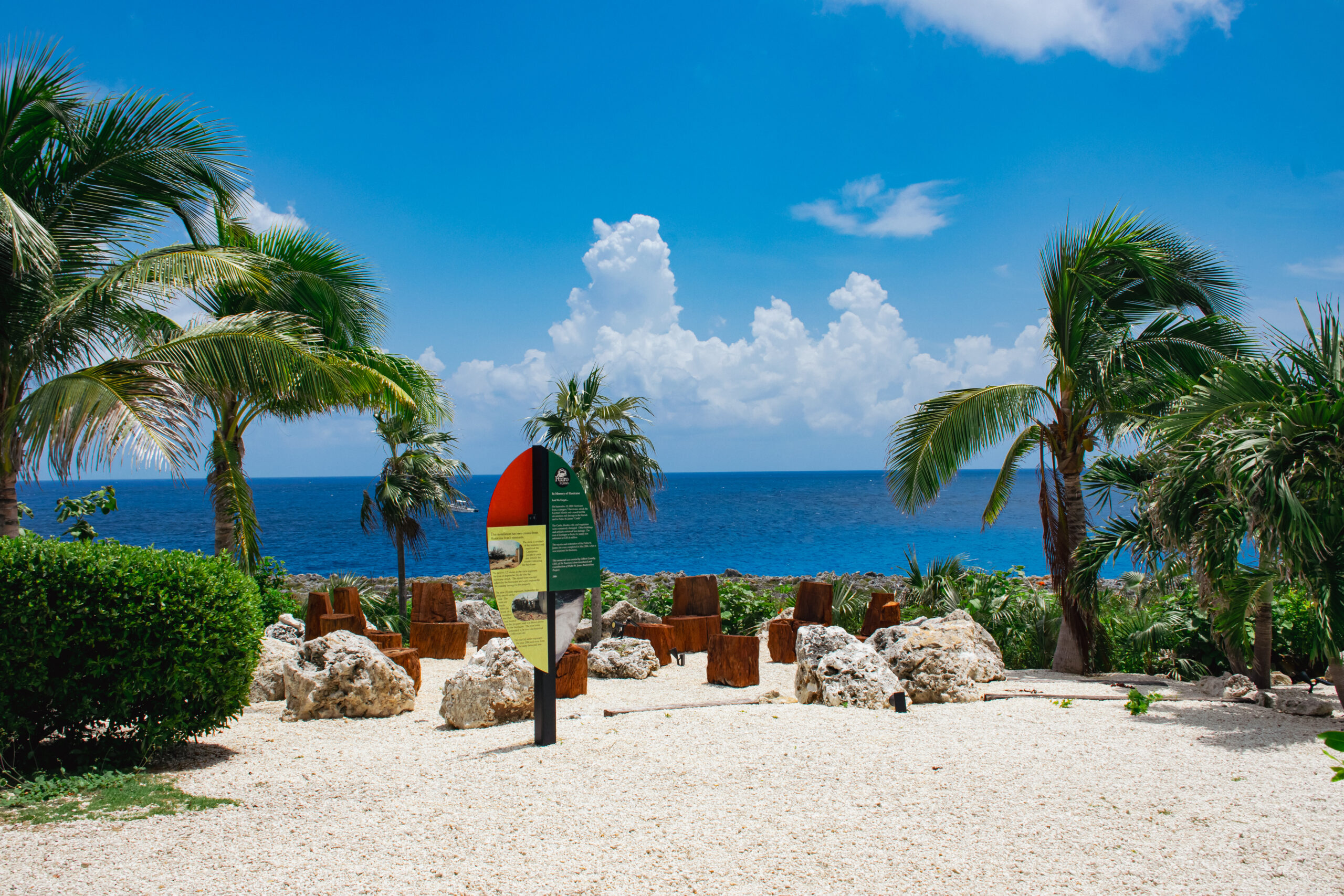 Memorial sobre o furacão Ivan, que assolou Grand Cayman em 2004 Memorial sobre o furacão Ivan, que assolou Grand Cayman em 2004