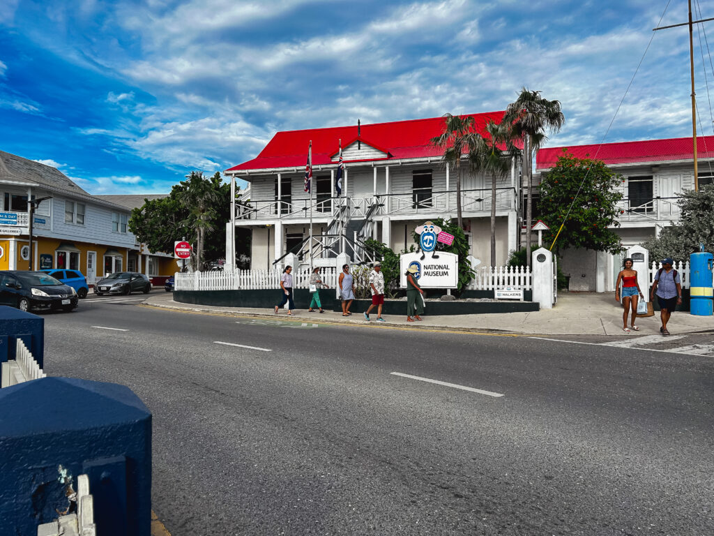 Fachada do Museu Nacional das Ilhas Cayman