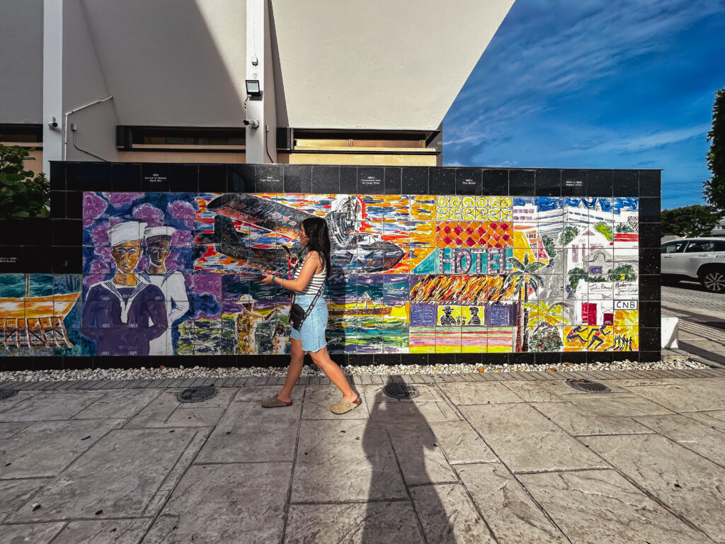 Um mural artístico conta a história da civilização de Cayman