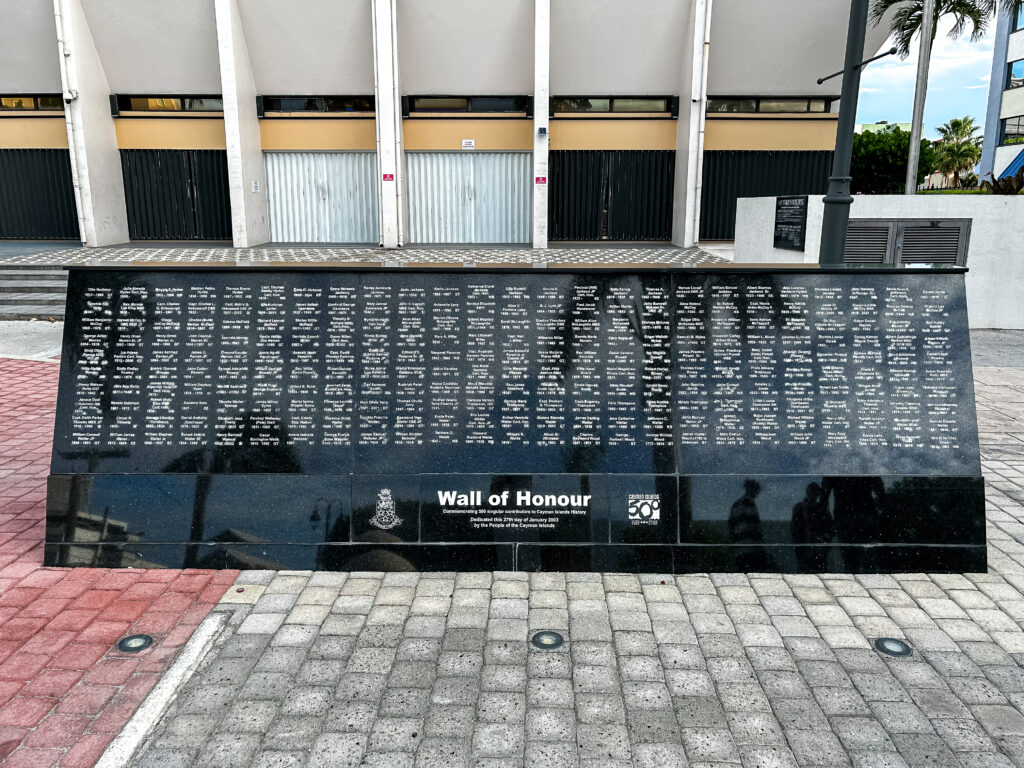 Monumento em homenagem aos moradores da Cayman que continuaram para o seu desenvolvimento