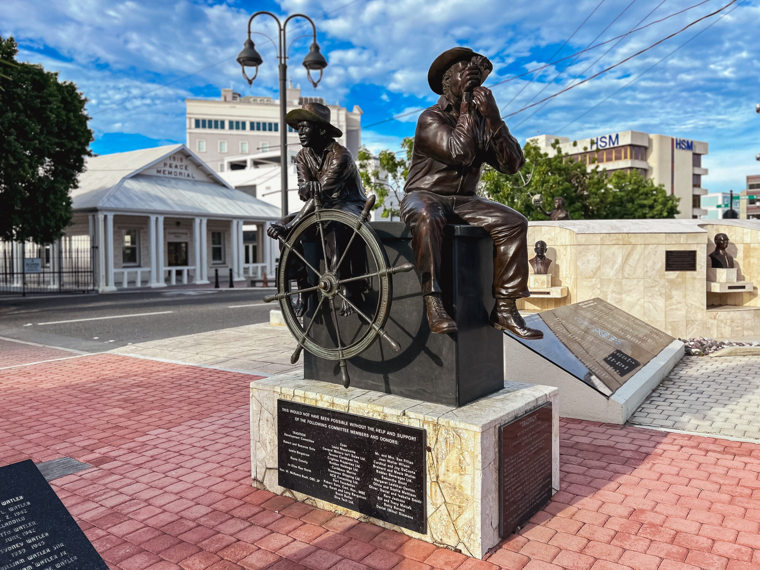 Na praça principal, estátuas homenageiam figuras importantes da historia de Cayman Na praça principal, estátuas homenageiam figuras importantes da historia de Cayman
