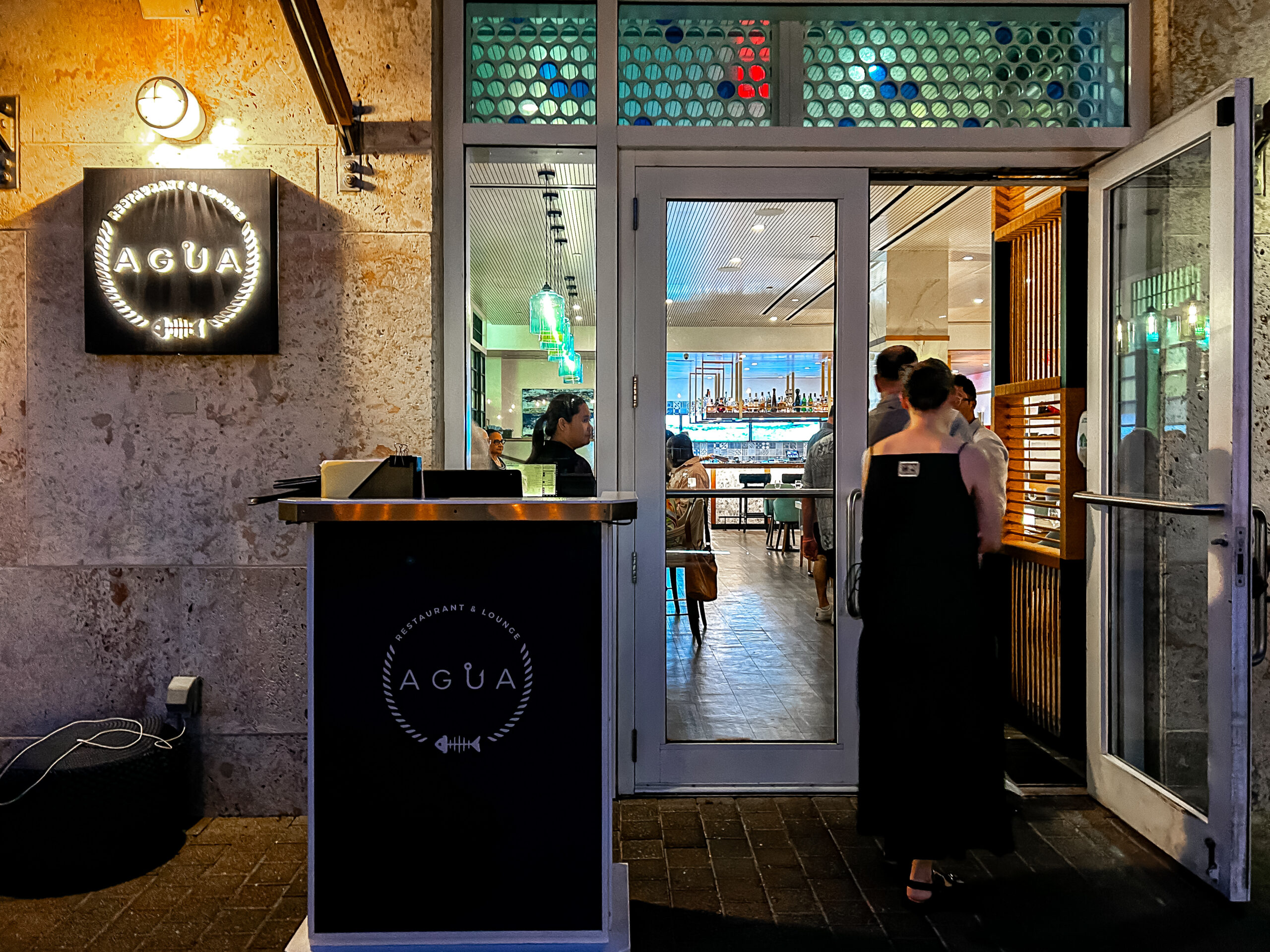 Para saborear a autêntica culinária caymaniana, vale a pena conferir o menu do restaurante Agua Para saborear a autêntica culinária caymaniana, vale a pena conferir o menu do restaurante Agua