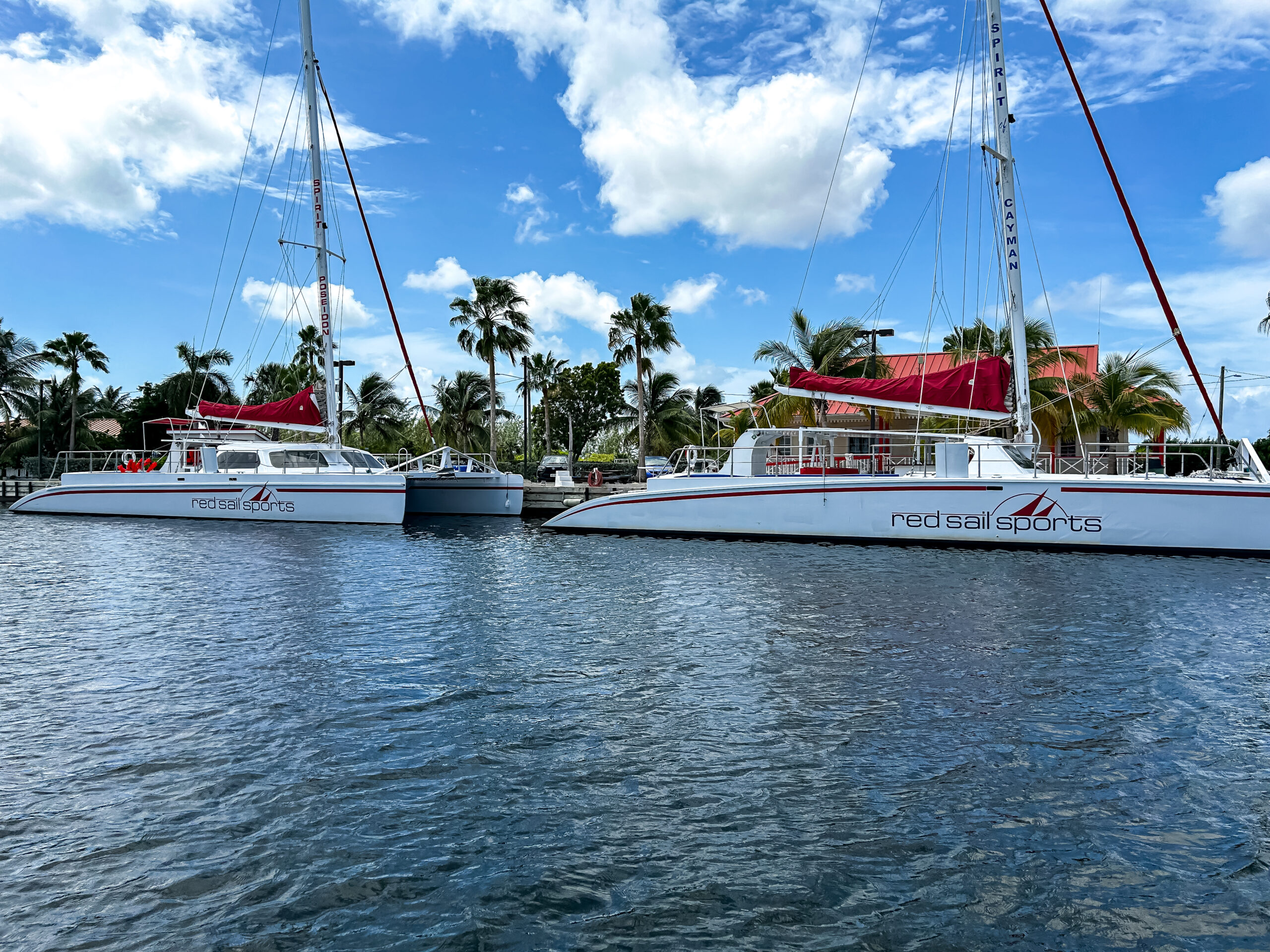 Esportes aquáticos e passeios de barco estão entre as principais atividades das Ilhas Caymans