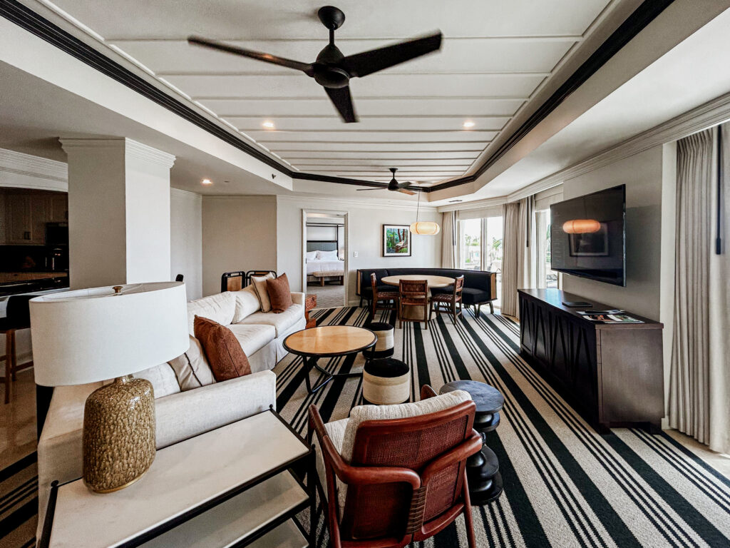 A suíte principal do The Ritz-Carlton, Grand Cayman possui sala, cozinha e dois quartos
