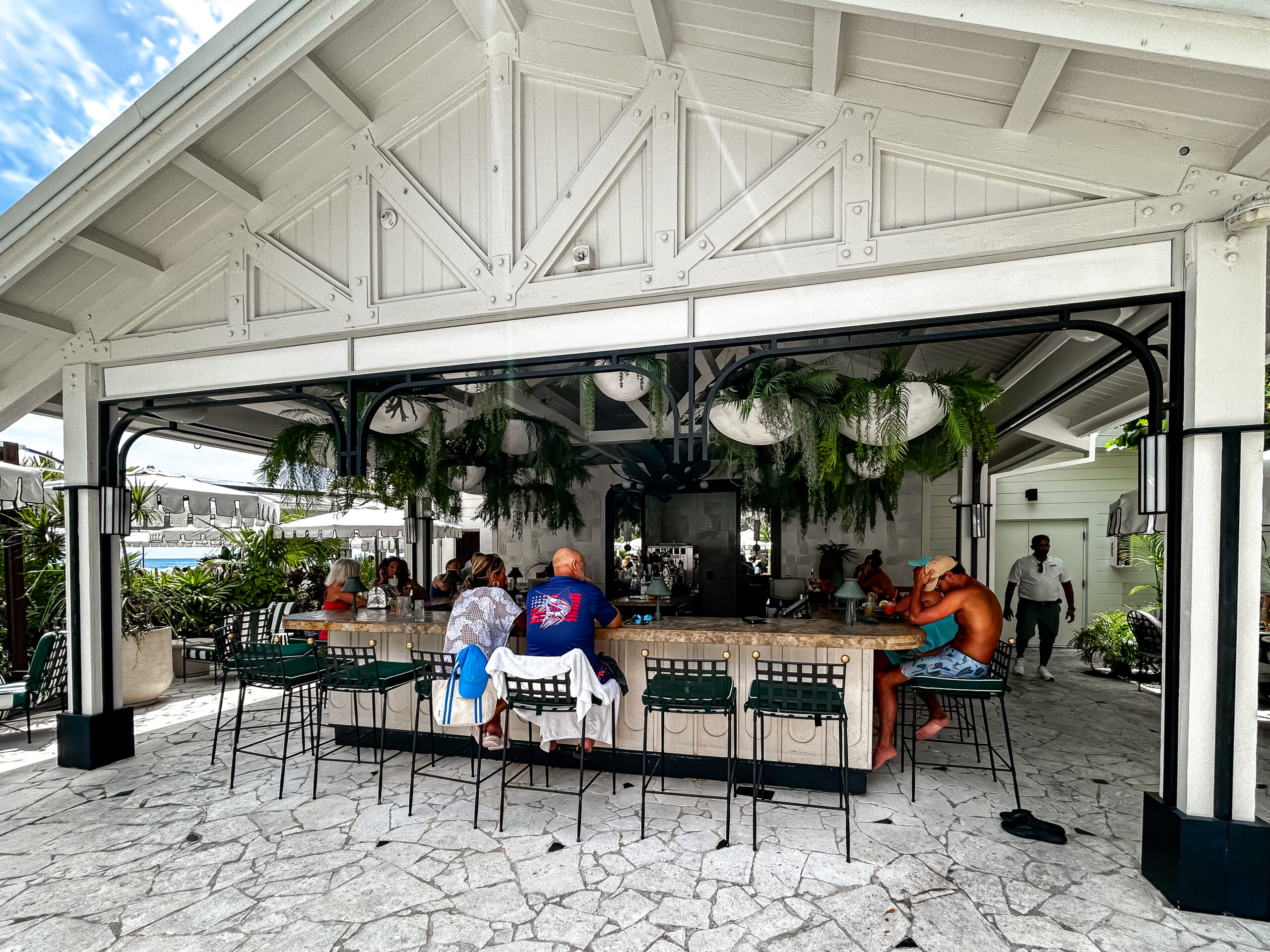 Restaurante e bar da piscina no The Ritz-Carlton, Grand Cayman Restaurante e bar da piscina no The Ritz-Carlton, Grand Cayman