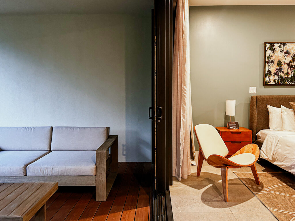 Os quartos do hotel Vida são amplos e possuem uma integração com a natureza