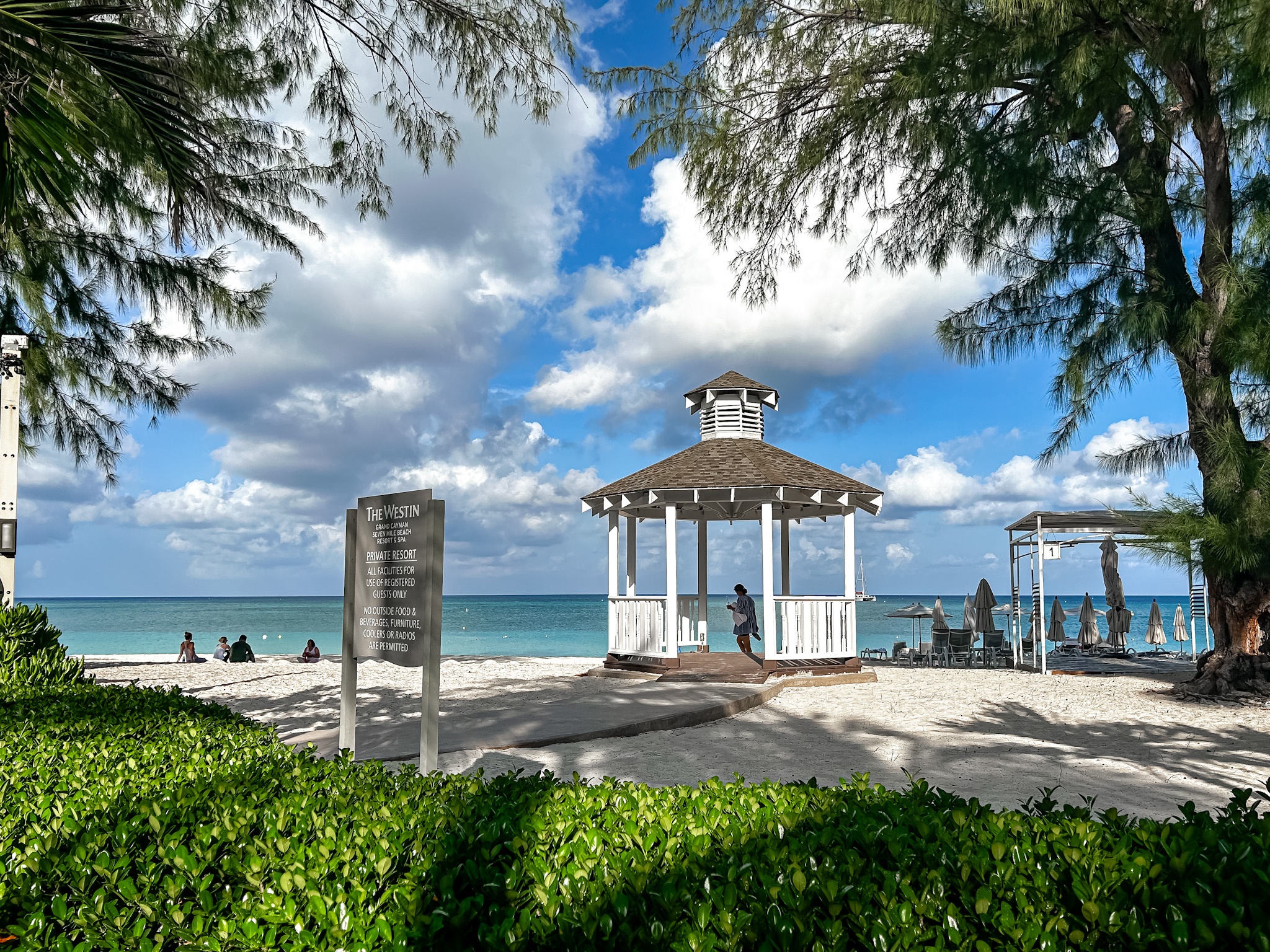 Bangalô do The Westin Grand Cayman Seven Mile Beach Resort & Spa onde casamentos são celebrados Bangalô do The Westin Grand Cayman Seven Mile Beach Resort & Spa onde casamentos são celebrados