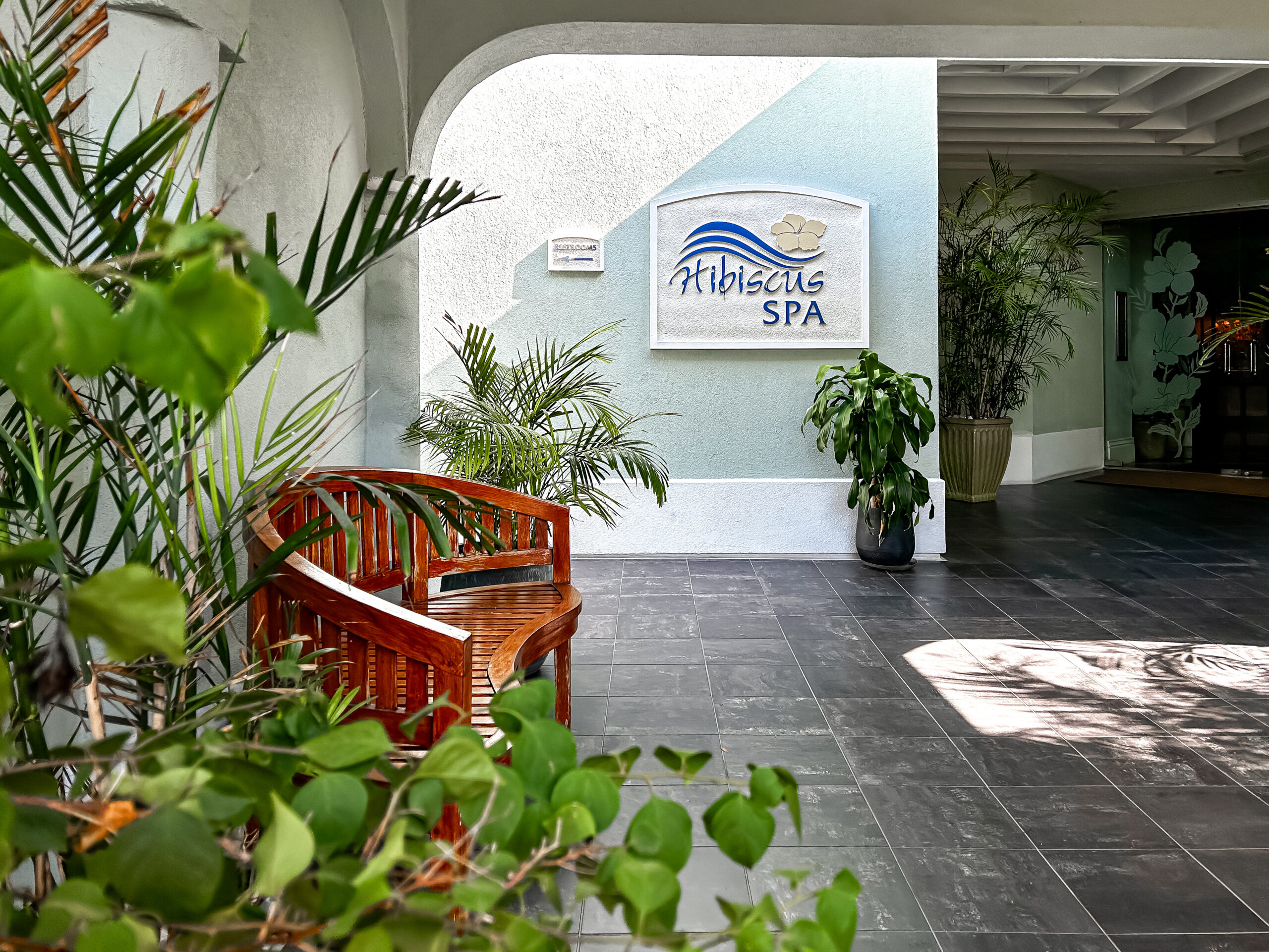 Entrada do SPA do The Westin Grand Cayman Seven Mile Beach Entrada do SPA do The Westin Grand Cayman Seven Mile Beach