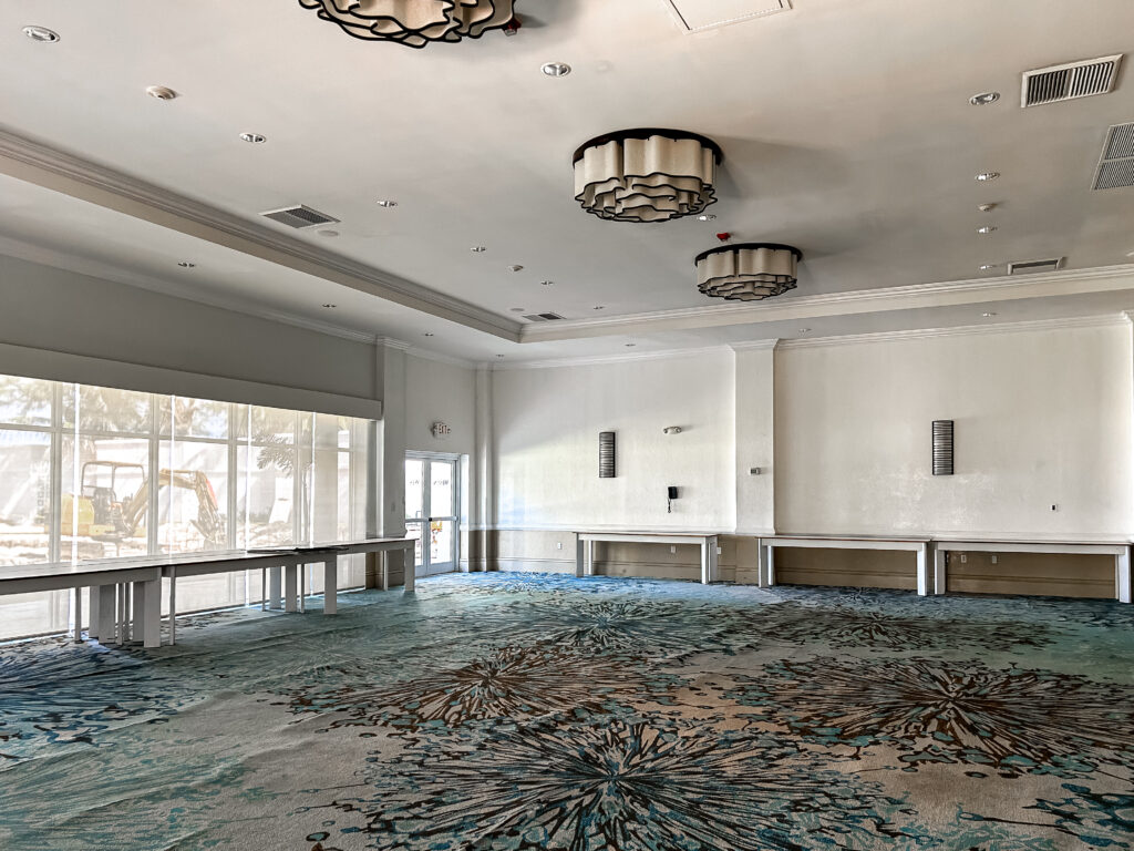 O The Westin Grand Cayman Seven Mile Beach Resort & Spa oferece área interna e externa para casamento