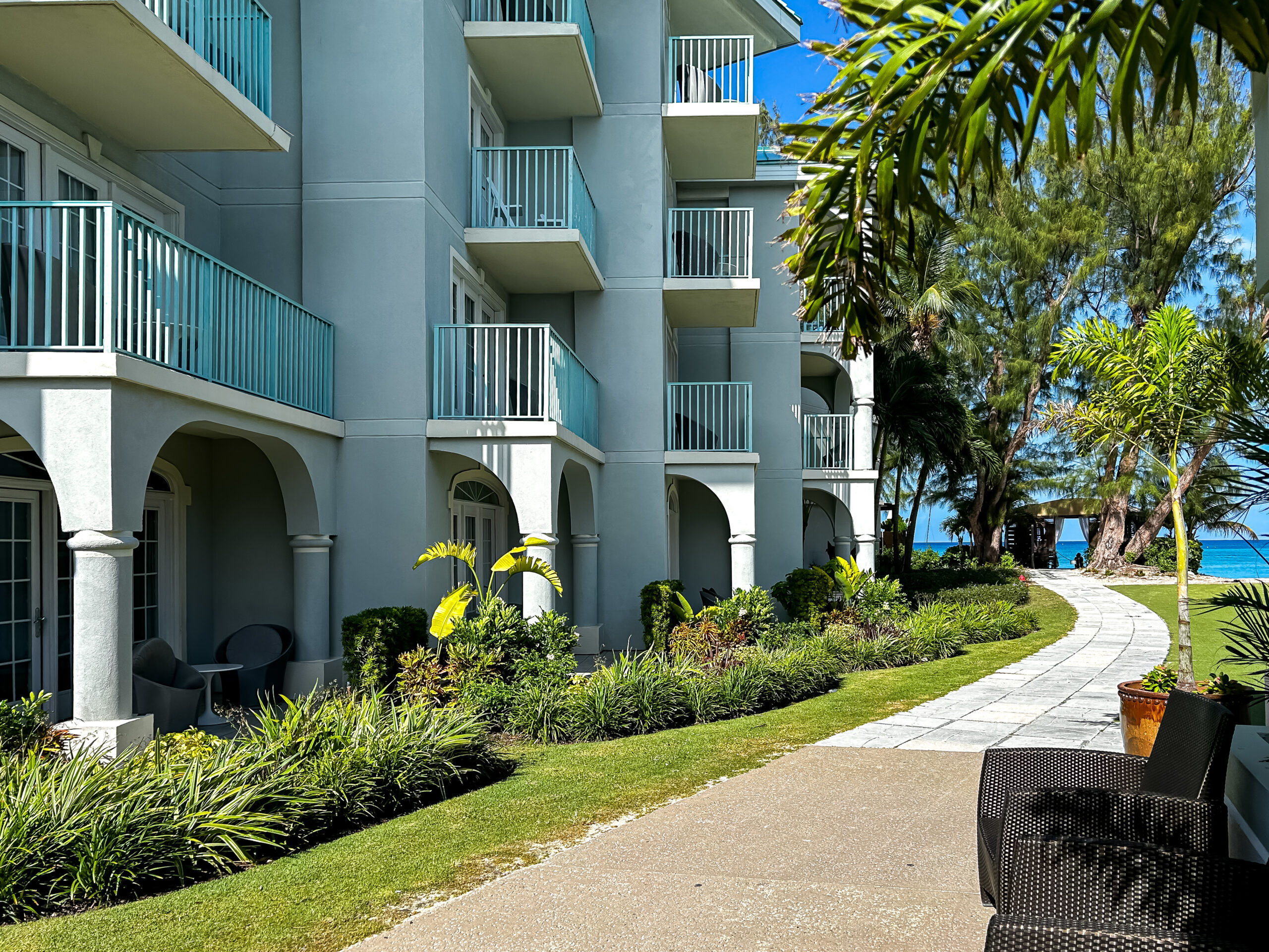 A propriedade The Westin Grand Cayman Seven Mile Beach Resort & Spa é arborizada e tem um espaço amplo A propriedade The Westin Grand Cayman Seven Mile Beach Resort & Spa é arborizada e tem um espaço amplo