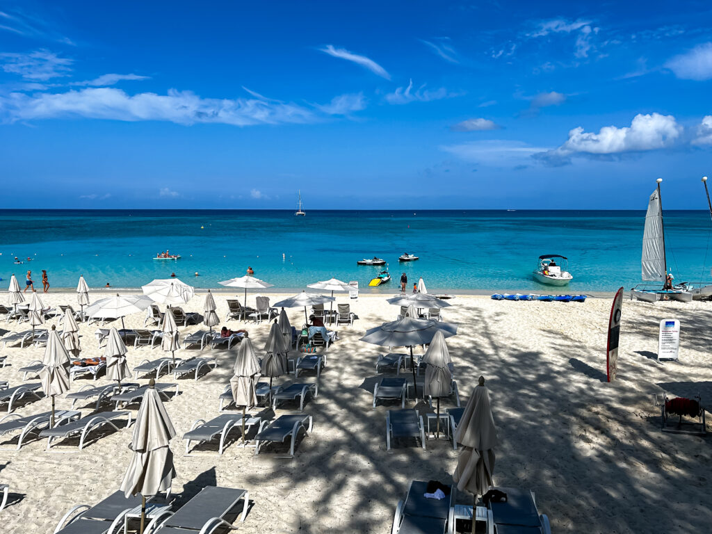 Espreguiçadeiras e guarda-sóis estão disponíveis no The Westin Grand Cayman Seven Mile Beach Resort & Spa