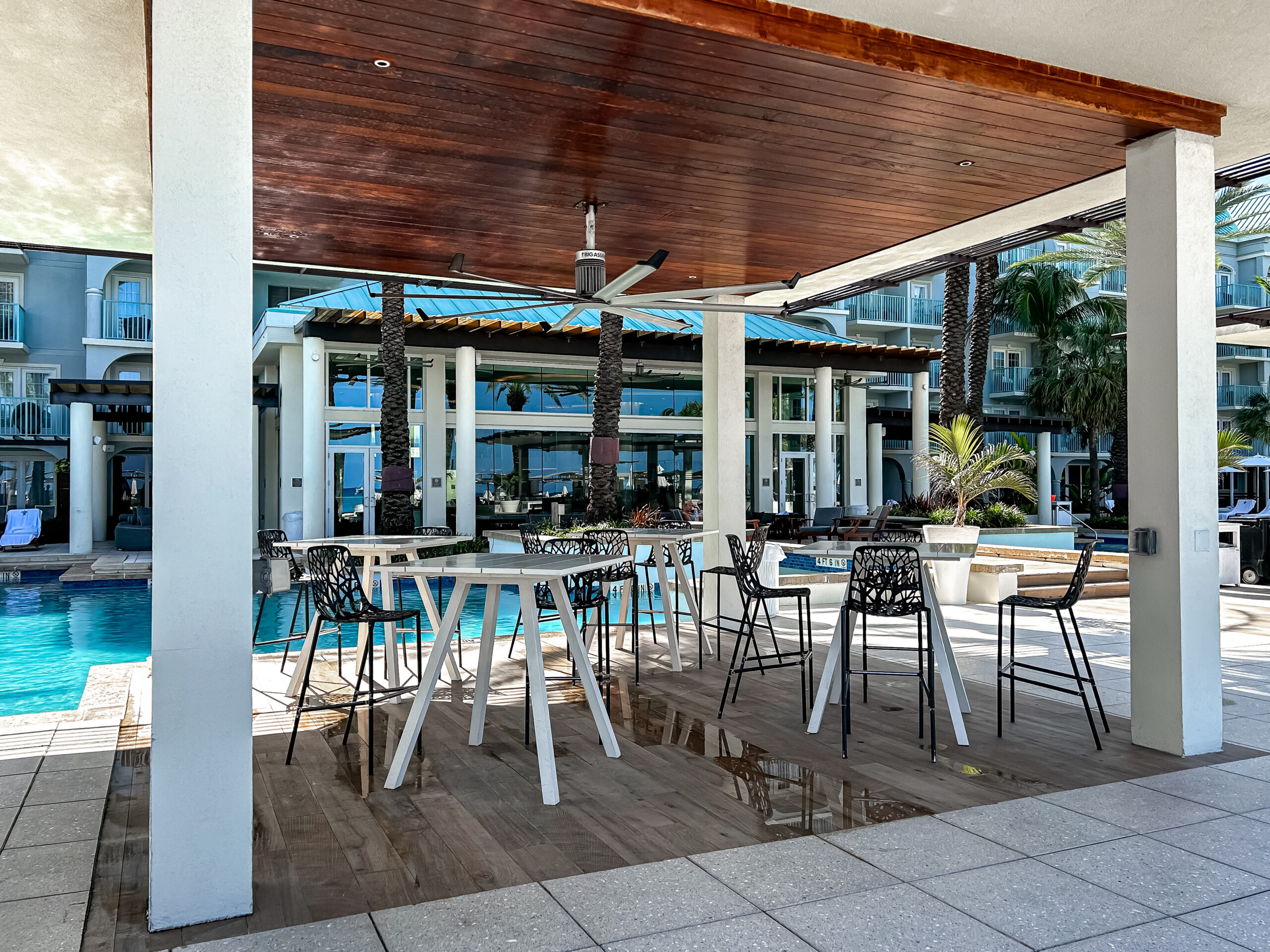 Área de refeição externa no The Westin Grand Cayman Seven Mile Beach Resort & Spa Área de refeição externa no The Westin Grand Cayman Seven Mile Beach Resort & Spa