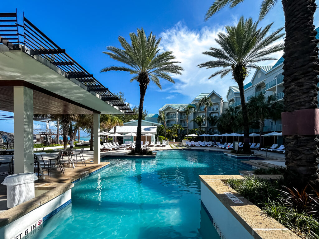 O The Westin Grand Cayman Seven Mile Beach Resort & Spa oferece conforto aos hóspede na área externa
