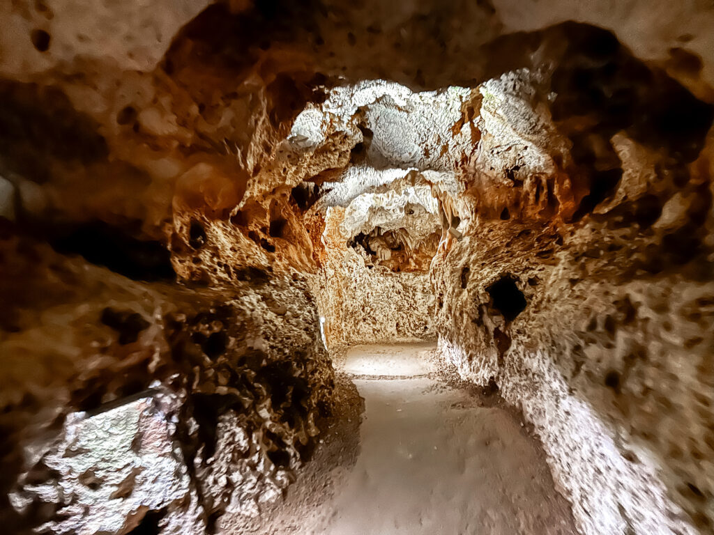 A área de Crystal Caves possui mais de 100 cavernas, no entanto, com somente 5 abertas ao público