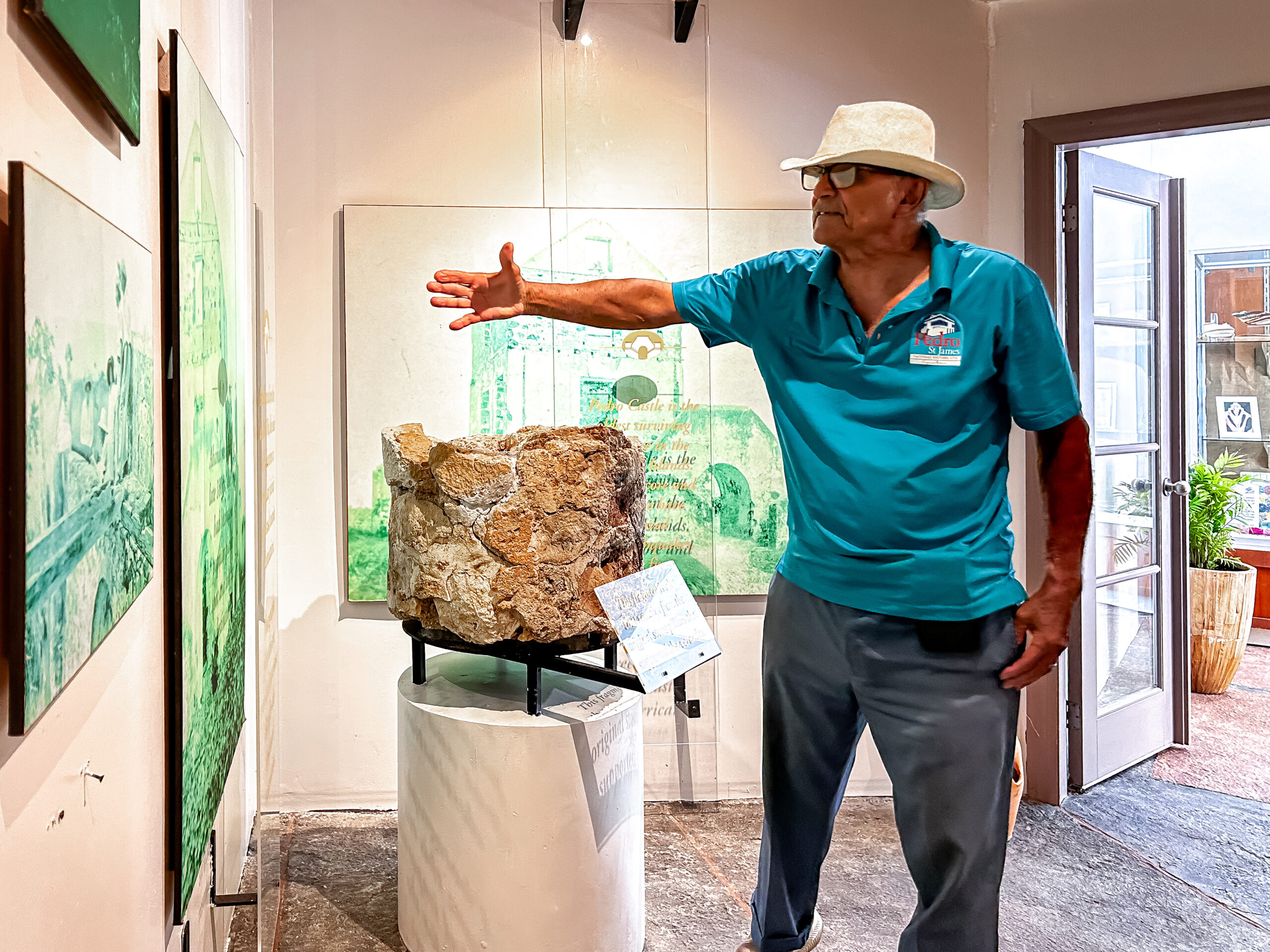 Um guia acompanha os visitantes no museu de Pedro St. James, explicando obre a história local Um guia acompanha os visitantes no museu de Pedro St. James, explicando obre a história local