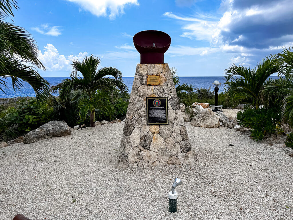 Monumento de celebração à emancipação das Ilhas Caymans