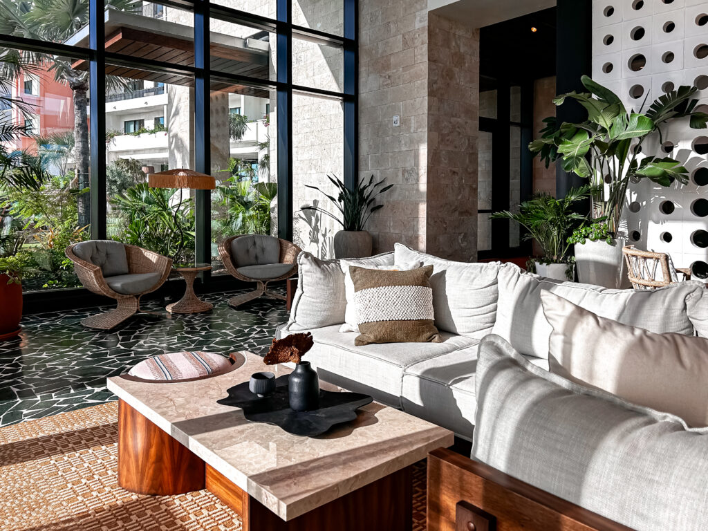 A decoração do hotel Indigo Grand Cayman mescla elementos da natureza para criar uma atmosfera aconchegante