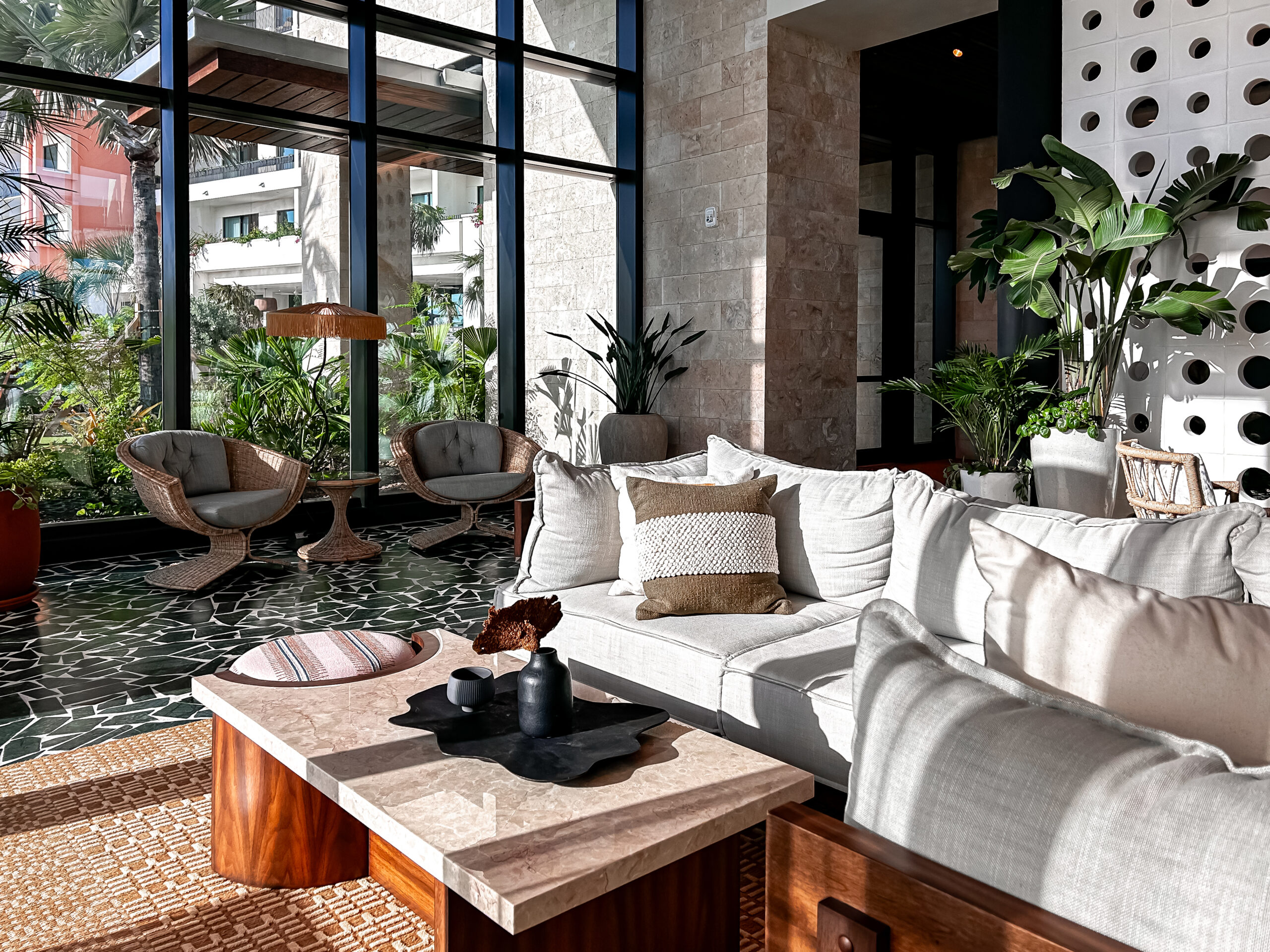 A decoração do hotel Indigo Grand Cayman mescla elementos da natureza para criar uma atmosfera aconchegante A decoração do hotel Indigo Grand Cayman mescla elementos da natureza para criar uma atmosfera aconchegante