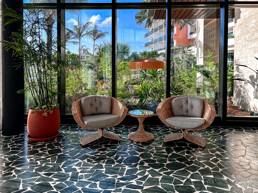 Sala de estar do hotel Indigo Grand Cayman