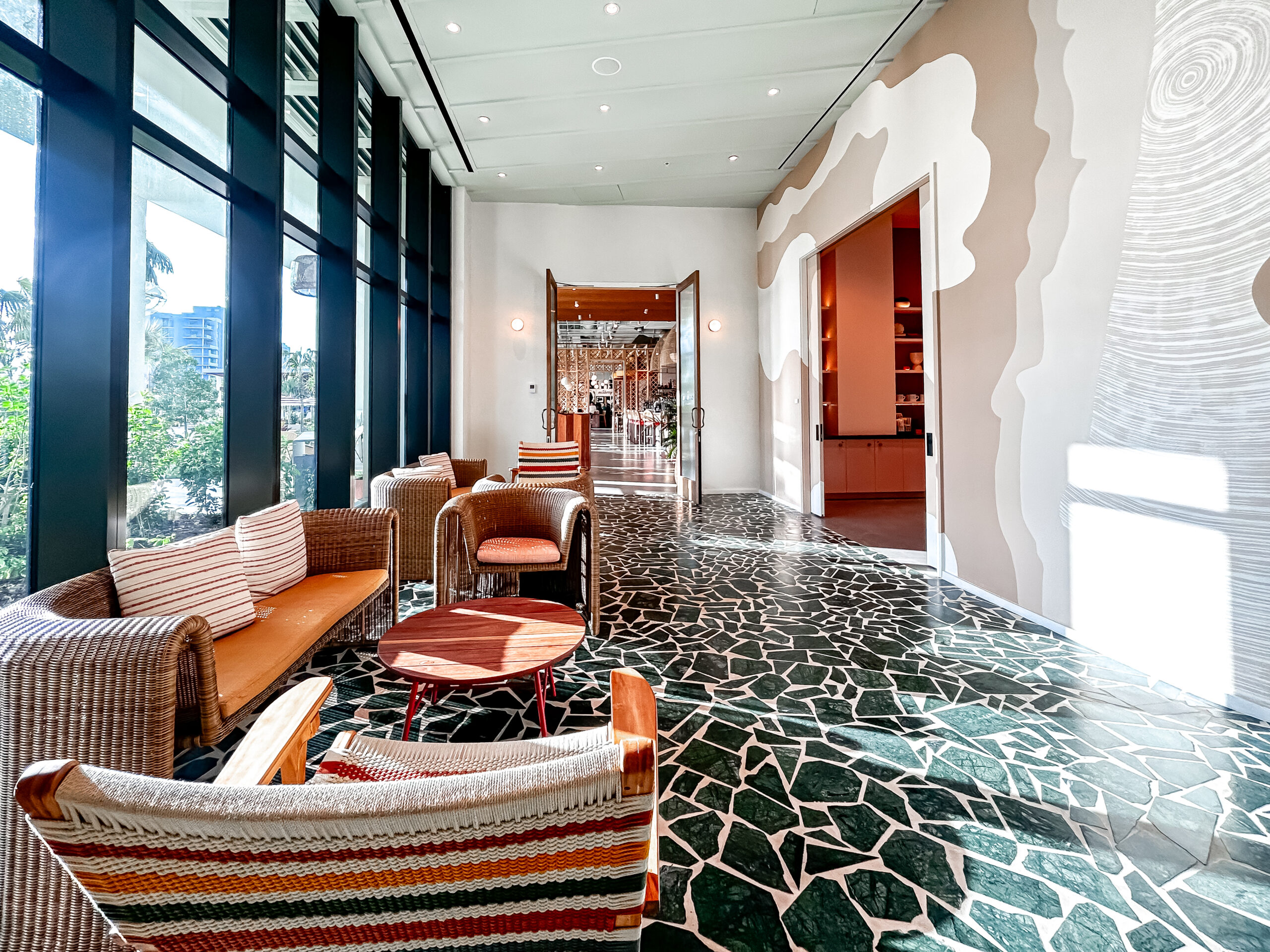 Decoração do lobby do hotel Indigo Grand Cayman Decoração do lobby do hotel Indigo Grand Cayman