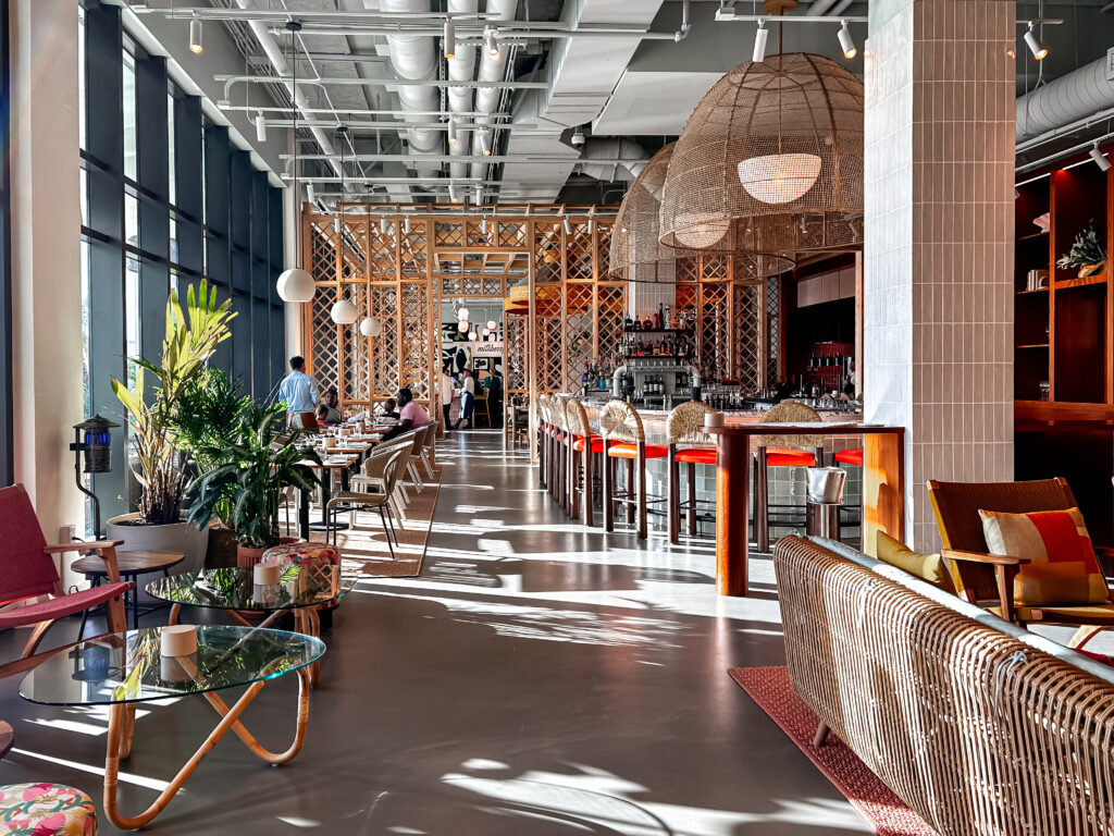 Restaurante do hotel Indigo Grand Cayman