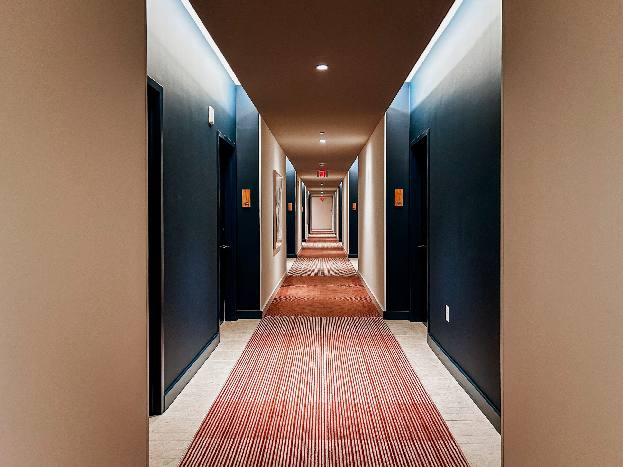 Corredores dos quartos no hotel Indigo Grand Cayman Corredores dos quartos no hotel Indigo Grand Cayman