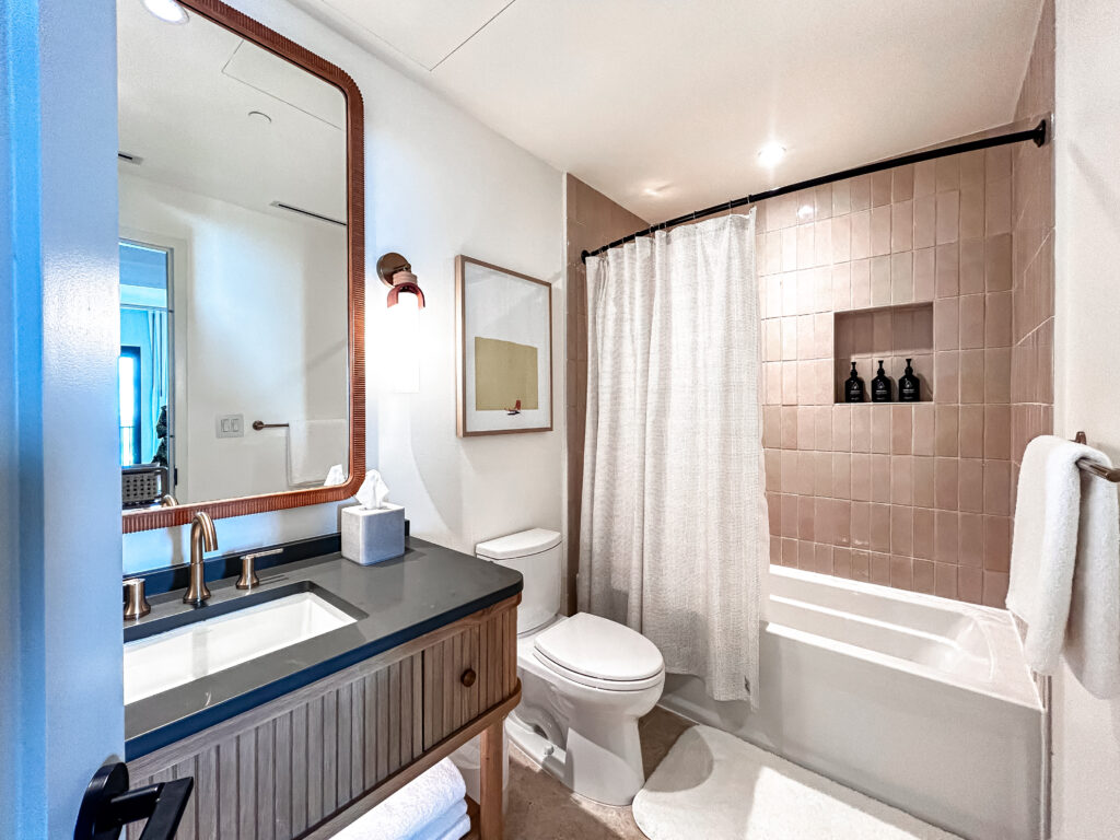Banheiro da acomodação familiar do hotel Indigo Grand Cayman