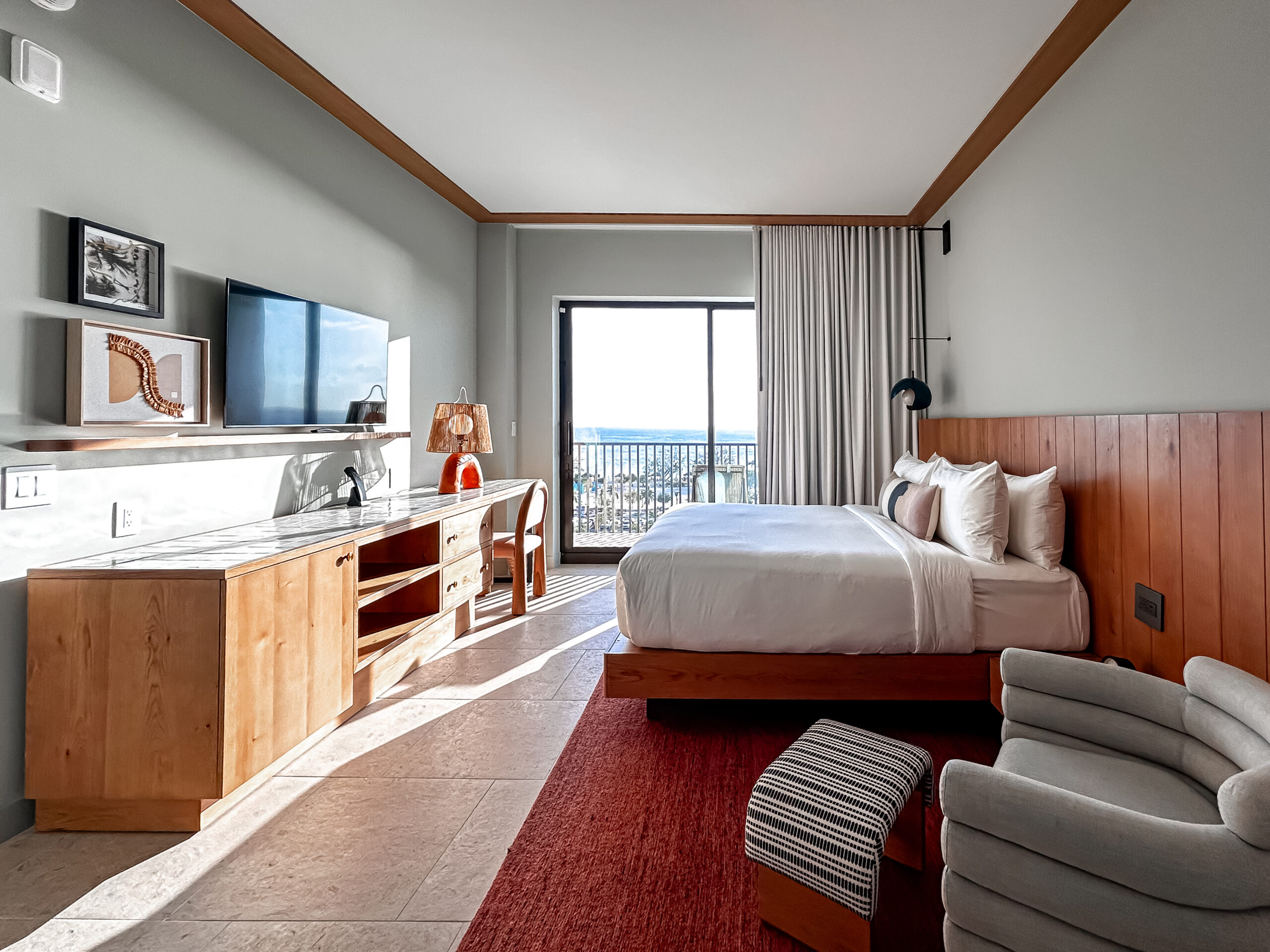 As acomodações do hotel Indigo Grand Cayman são amplas e confortáveis As acomodações do hotel Indigo Grand Cayman são amplas e confortáveis