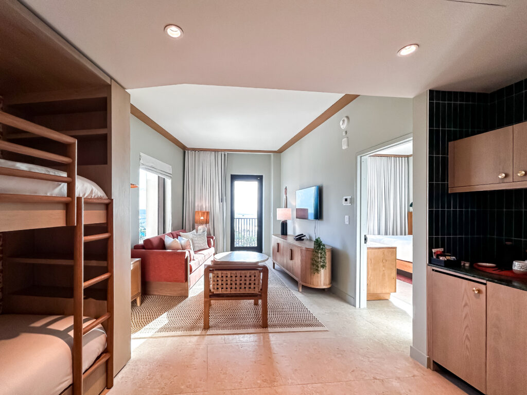 Opções com beliches estão disponíveis nos quartos do hotel Indigo Grand Cayman