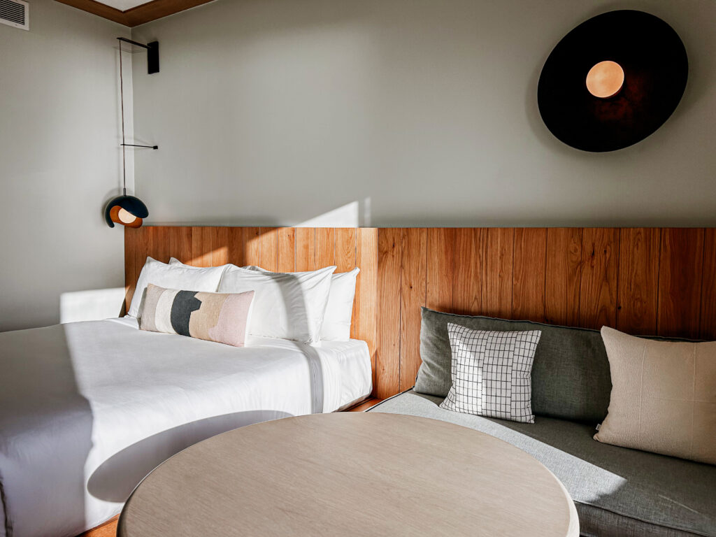 Quarto com duas camas no hotel Indigo Grand Cayman
