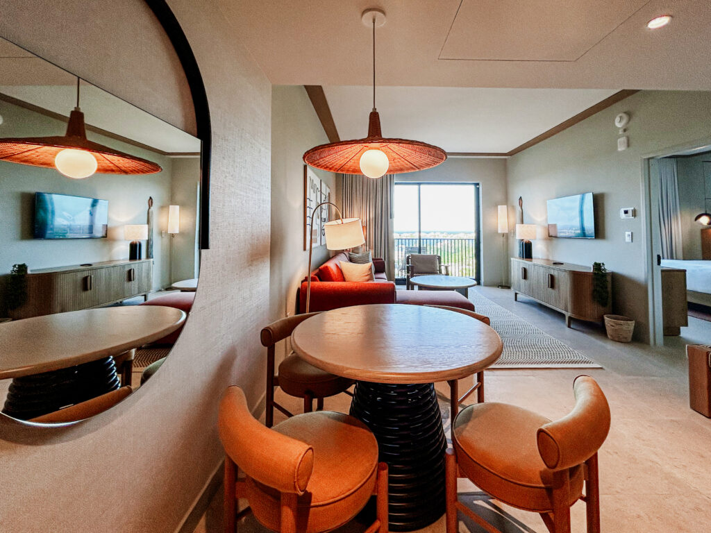 Sala da suíte do hotel Indigo Grand Cayman