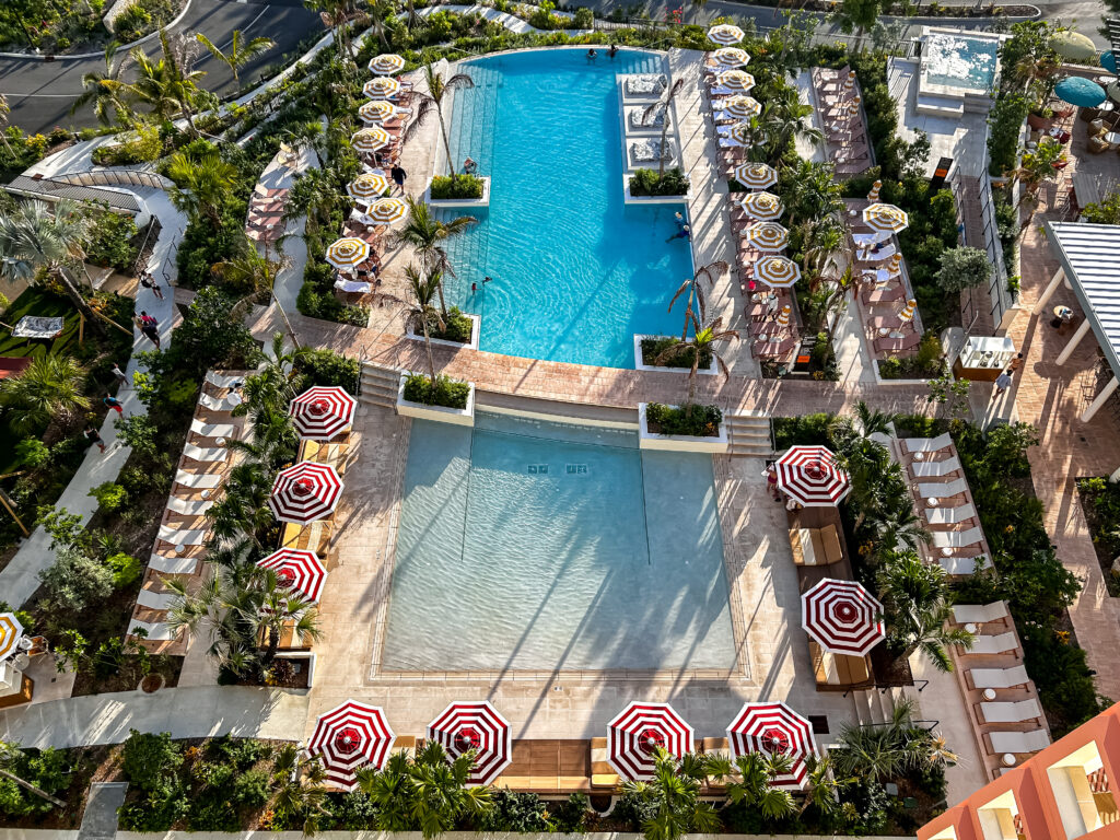 Piscina do hotel Indigo Grand Cayman