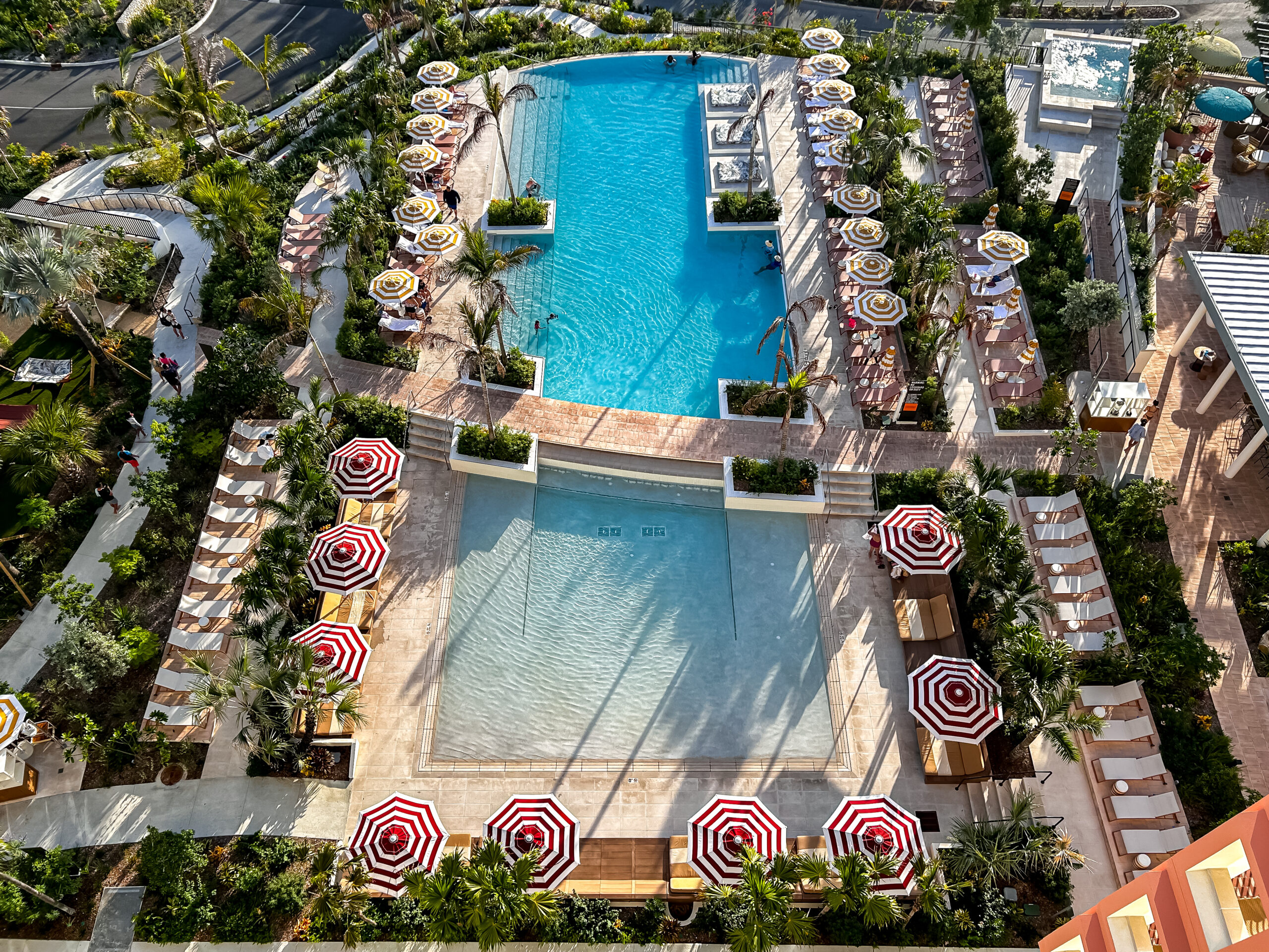 Piscina do hotel Indigo Grand Cayman Piscina do hotel Indigo Grand Cayman