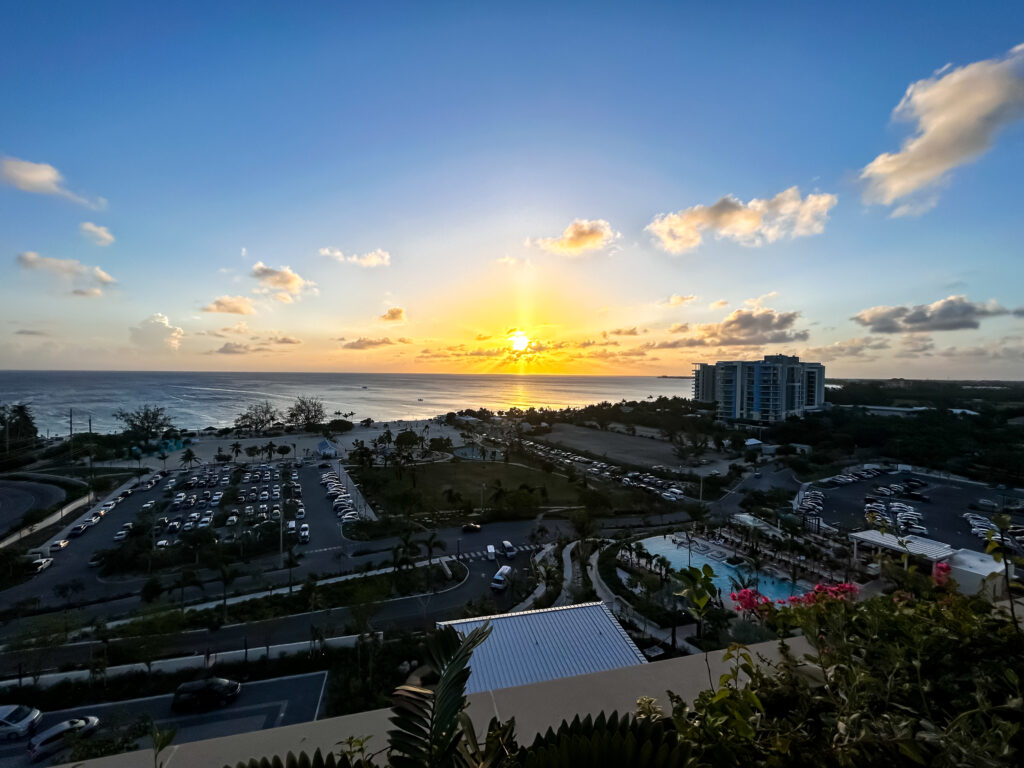 O rooftop do POM POM é uma das melhores opções para ver o por do sol no hotel Indigo Grand Cayman