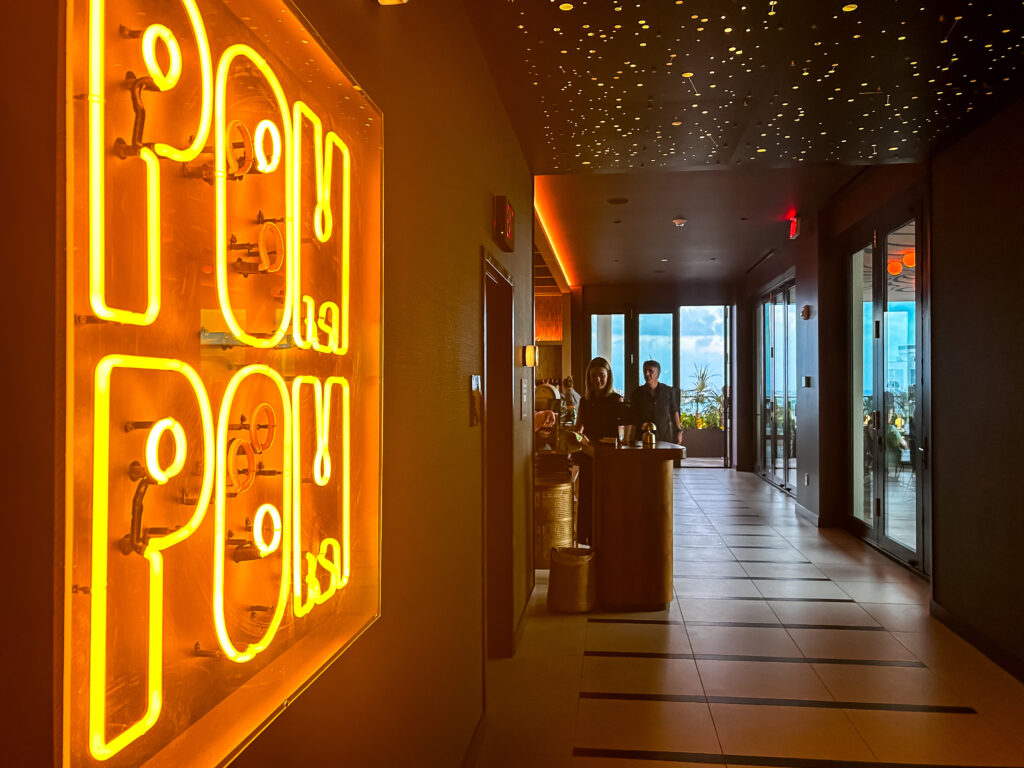 Bar POM POM no hotel Indigo Grand Cayman