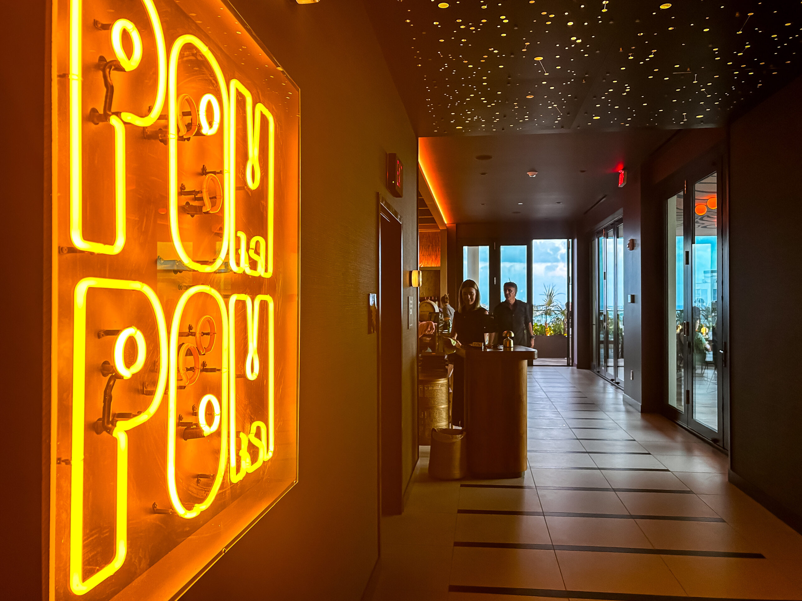 Bar POM POM no hotel Indigo Grand Cayman Bar POM POM no hotel Indigo Grand Cayman