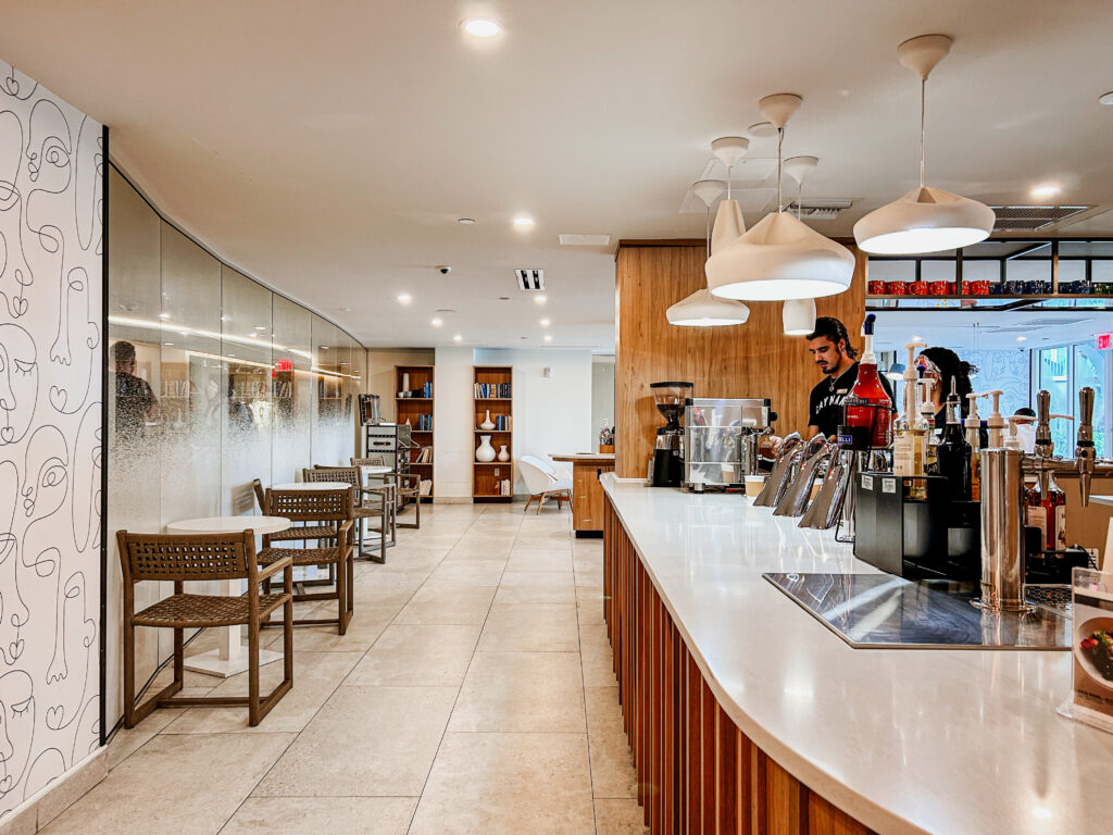 O café também oferece mesas para consumo no local