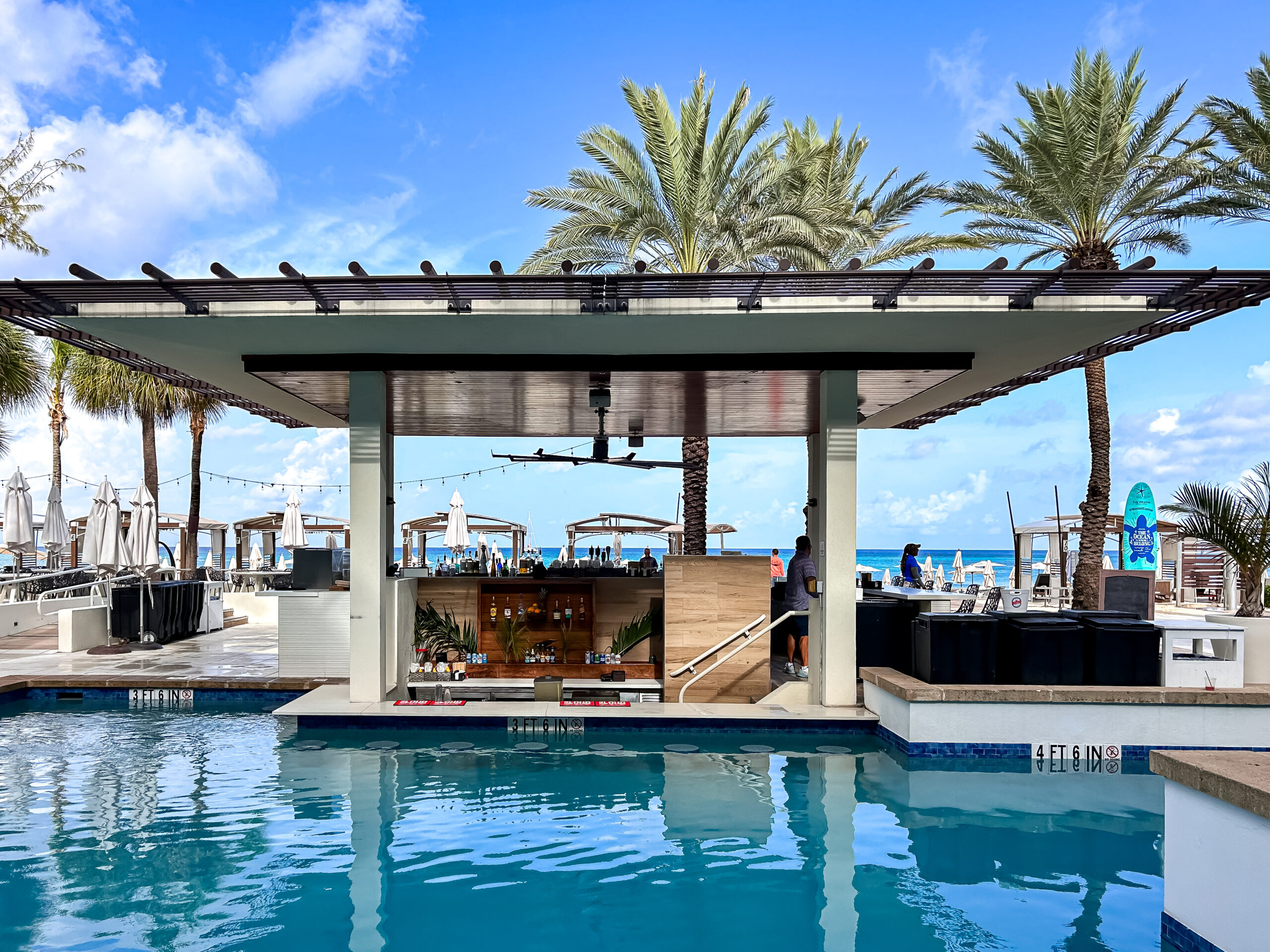 Bar molhado do The Westin Grand Cayman Seven Mile Beach Resort & Spa Bar molhado do The Westin Grand Cayman Seven Mile Beach Resort & Spa