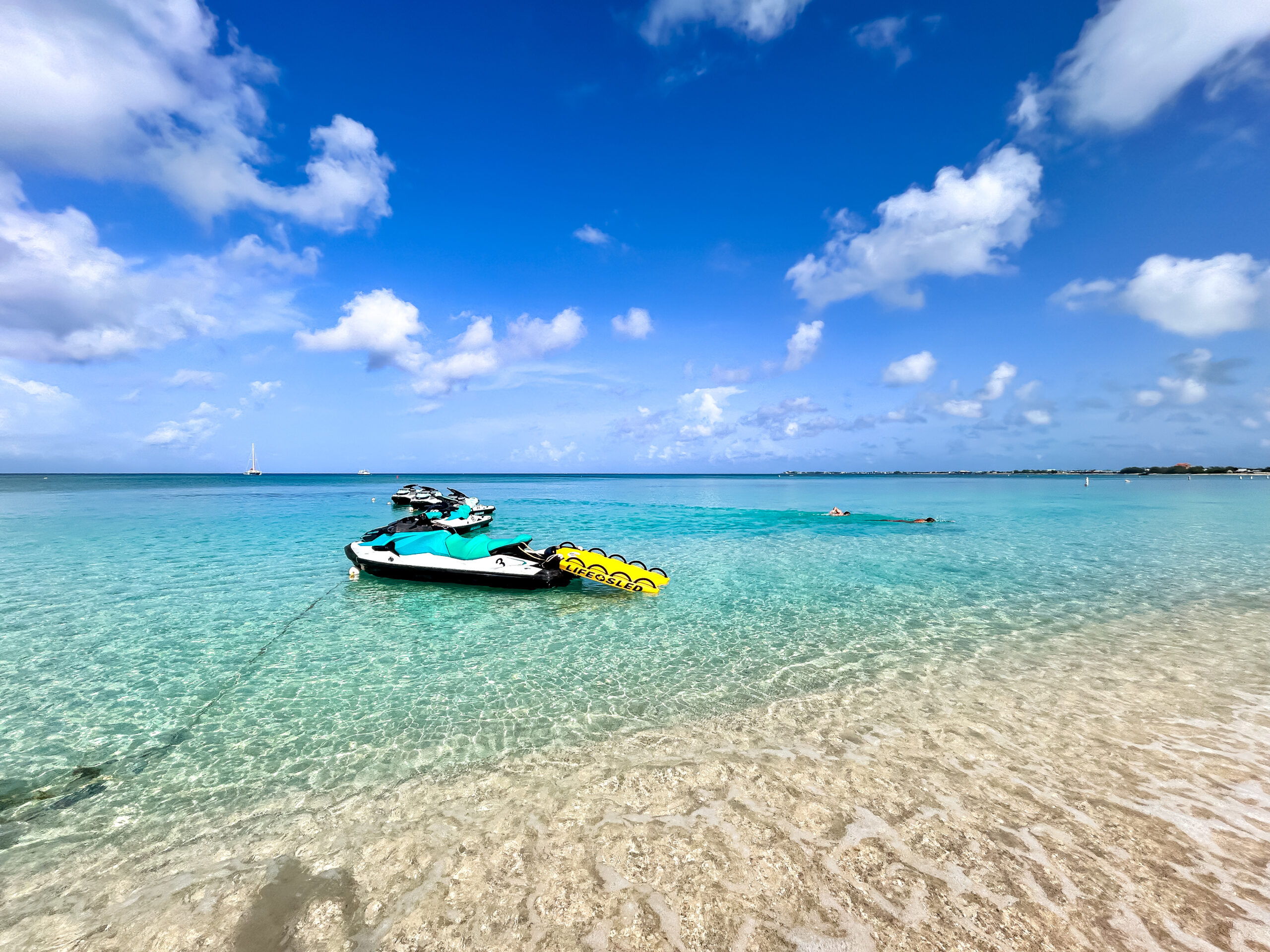 O The Westin Grand Cayman Seven Mile Beach Resort & Spa fica em uma praia calma e de águas cristalinas O The Westin Grand Cayman Seven Mile Beach Resort & Spa fica em uma praia calma e de águas cristalinas