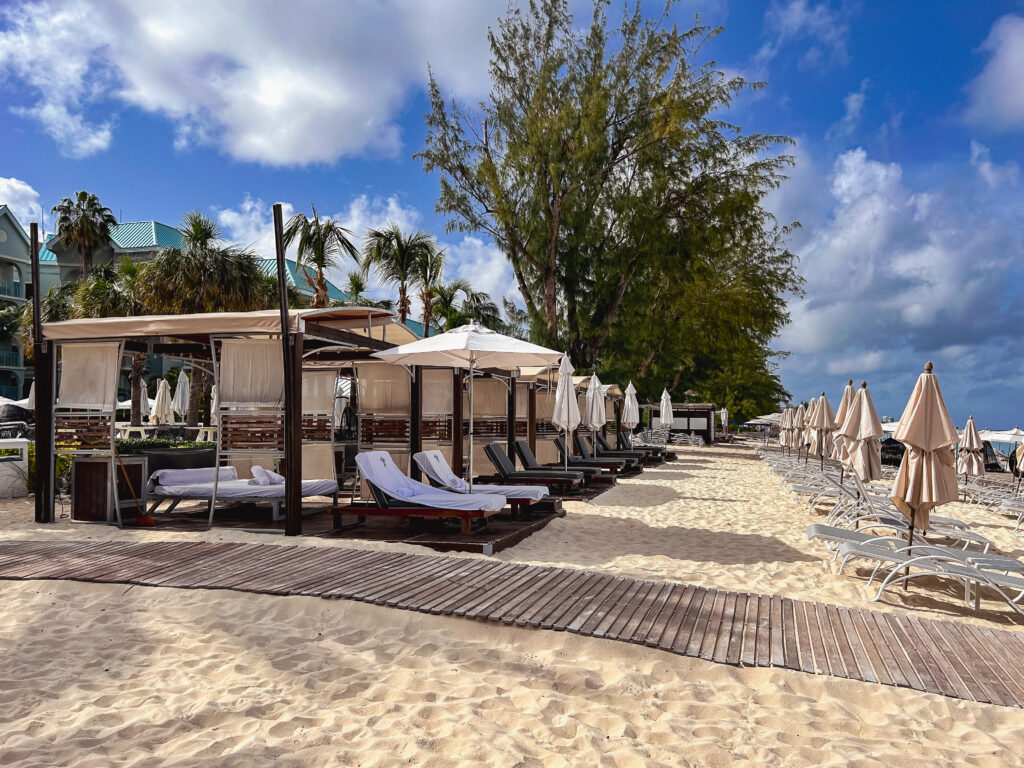 Serviço de praia está disponível no The Westin Grand Cayman Seven Mile Beach Resort & Spa
